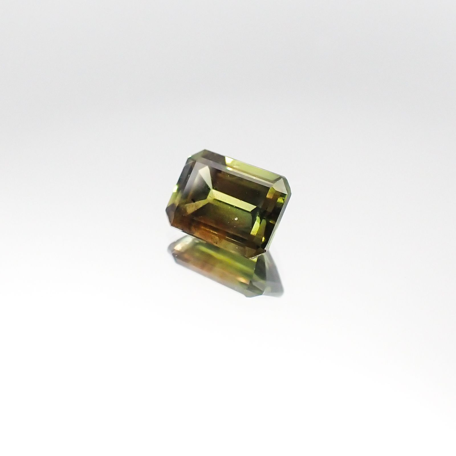 ゴールドシーンサファイア 非加熱(宝石名シーン・サファイア)ケニア産 1.183ct ソ付(彩珠)[231023911]6.6x4.9mm前後