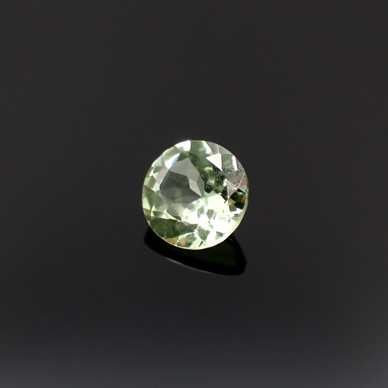 ミントガーネット タンザニア産 0.54ct[231023723]5.1x5.1mm前後