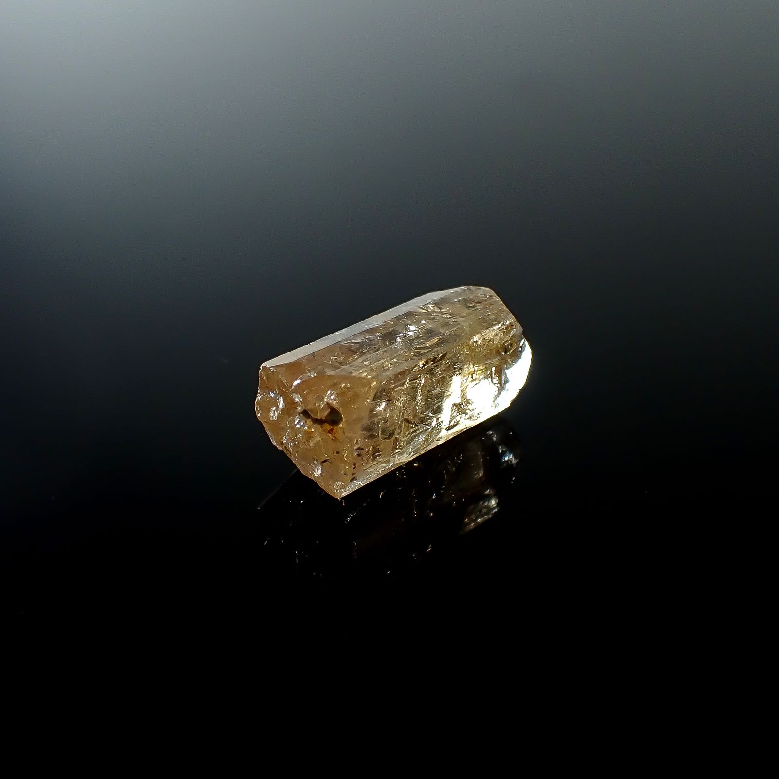 インペリアルトパーズ 原石 ザンビア産 15.46ct / 19.2x9.5mm前後 [250730936]