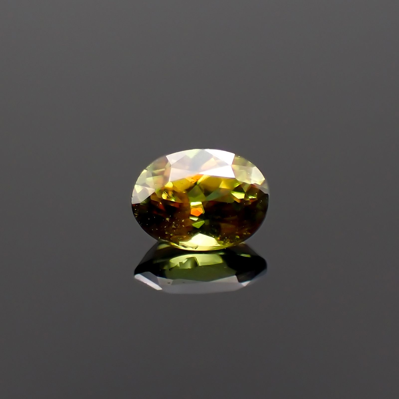 カラーチェンジスフェーン パキスタン産 0.19ct[230522190]4x2.9mm前後