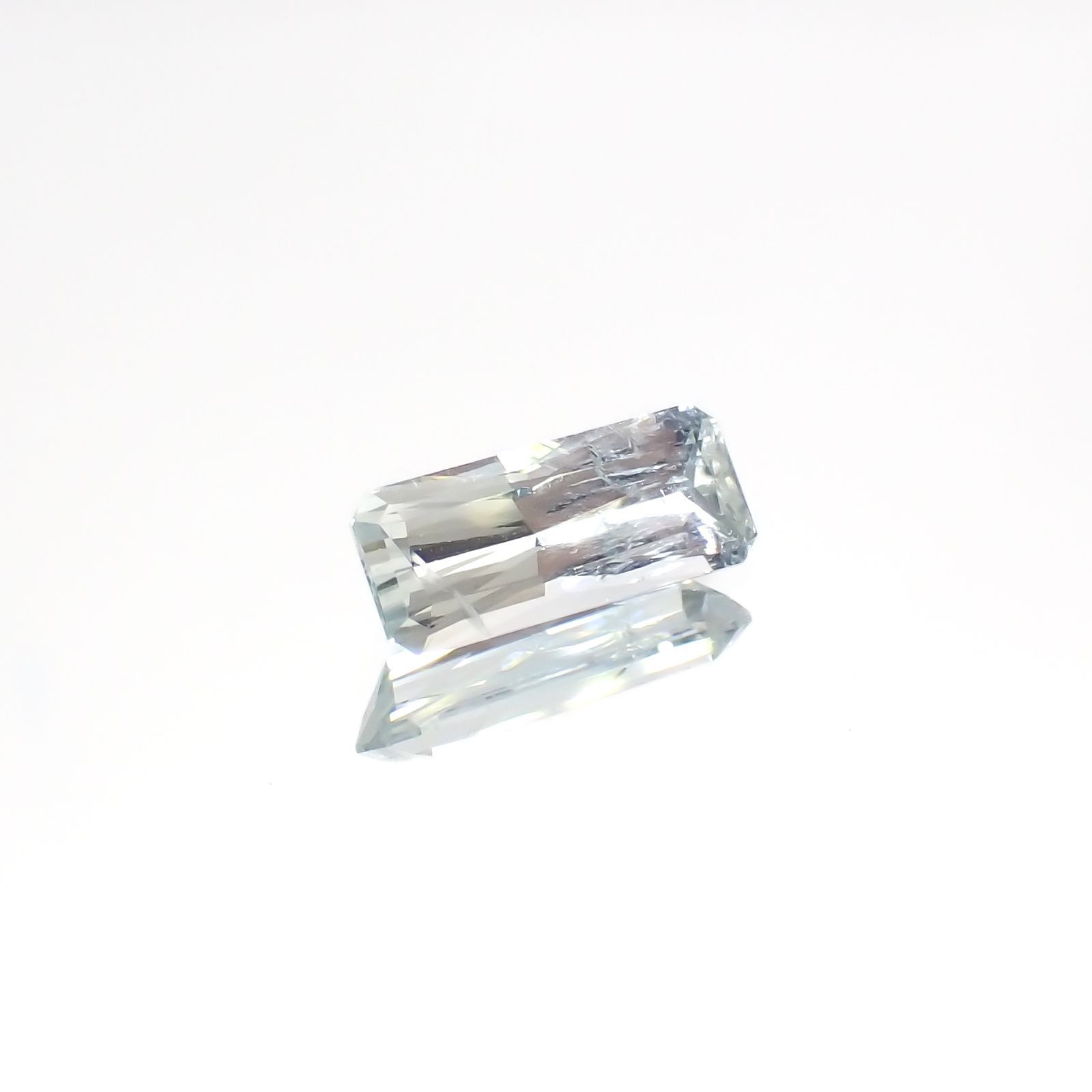 ジェレメジェバイト(宝石名エレメジェバイト)ナミビア産 1.084ct ソ付(彩珠)[220616456]10x4.2mm前後