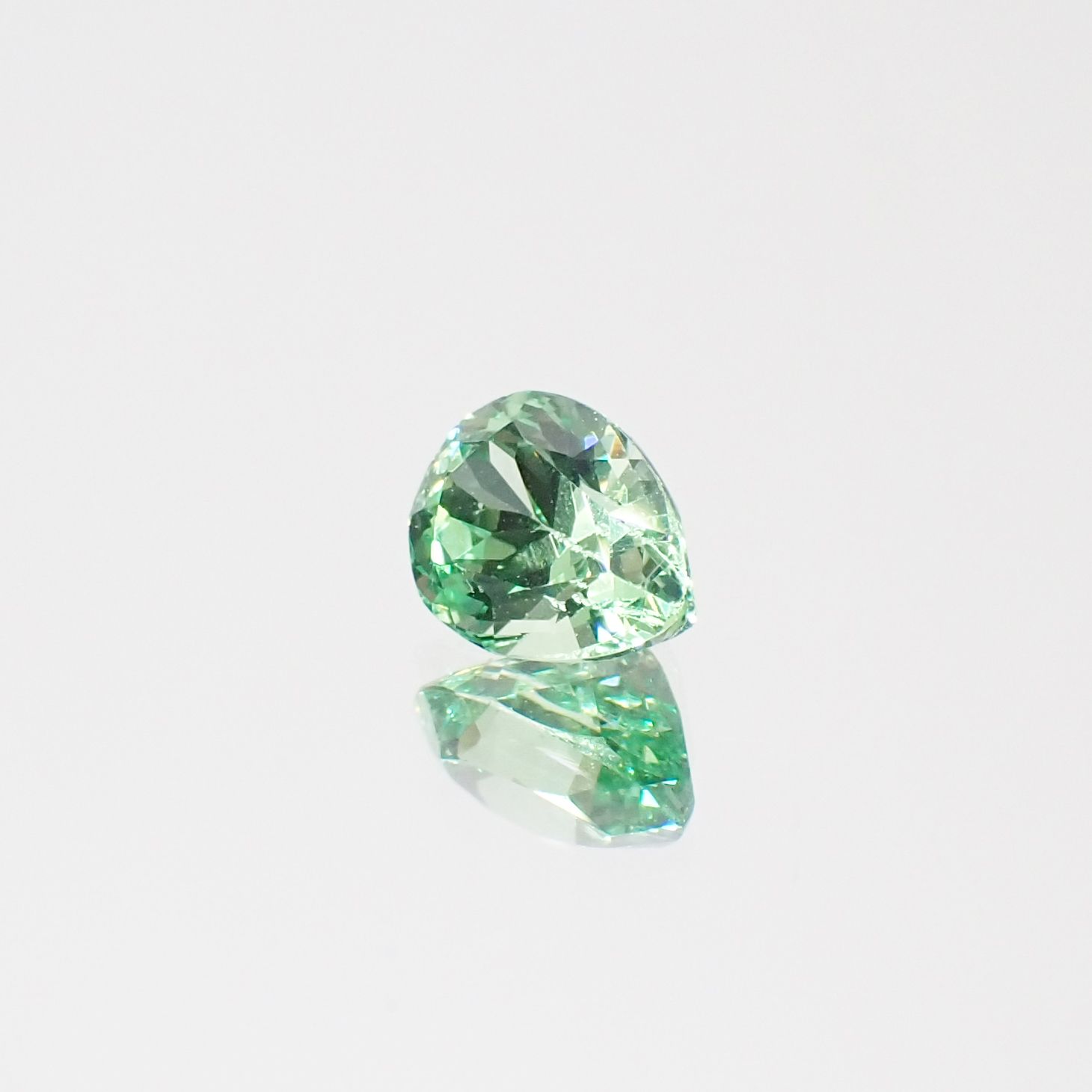 ミントガーネット タンザニア産 0.66ct[231023744]6.2x4.4mm前後