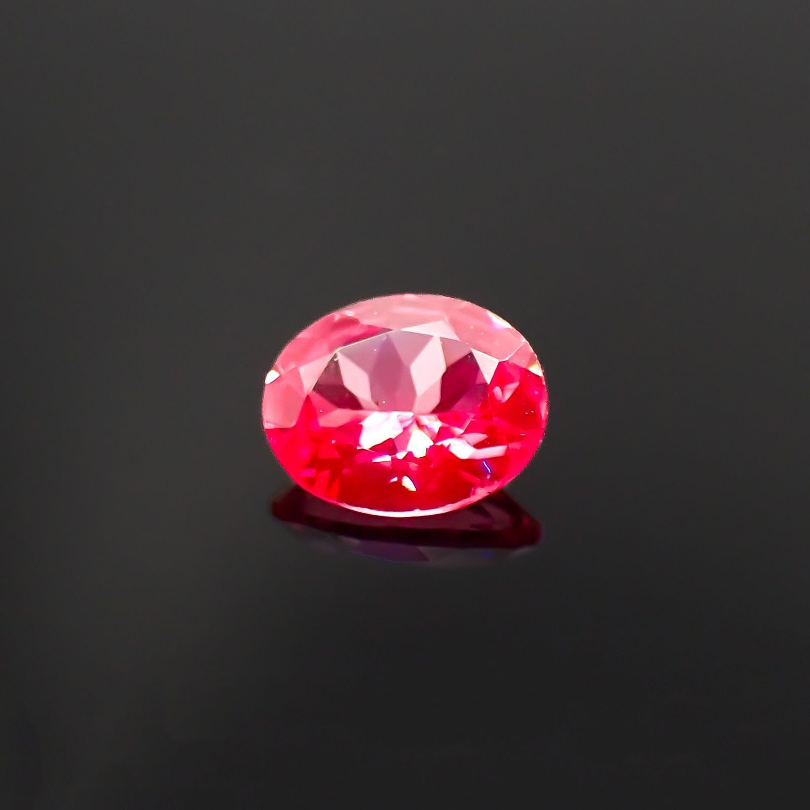 ホットピンクスピネル(宝石名ピンク・スピネル)タンザニア産 識別済 0.35ct / 5.1x4.1mm前後 [251120035]