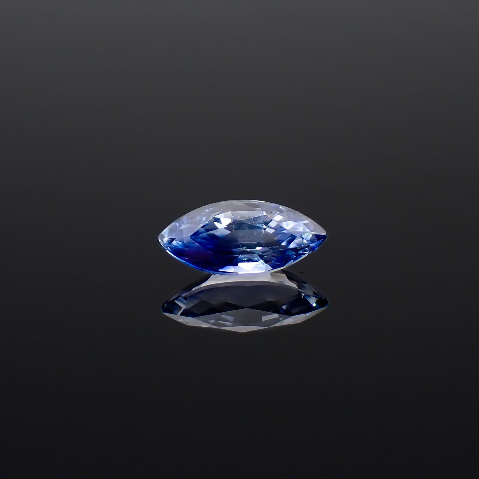 アイスブルーサファイア スリランカ/マダガスカル産 0.56ct / 7.4x3.3mm前後 [260632474]