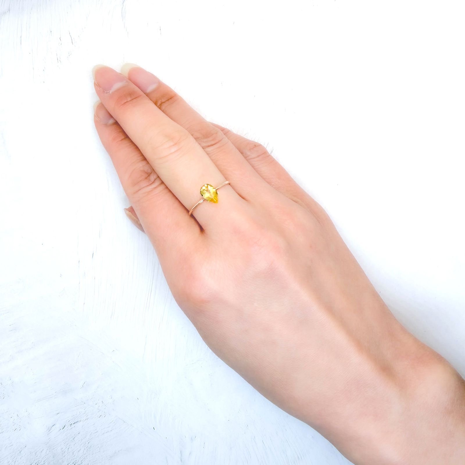 コンドロダイト(宝石名コンドロダイト)タジキスタン・パミール高原産 識別済 0.67ct / 7.5x4.8mm前後 [260131583]