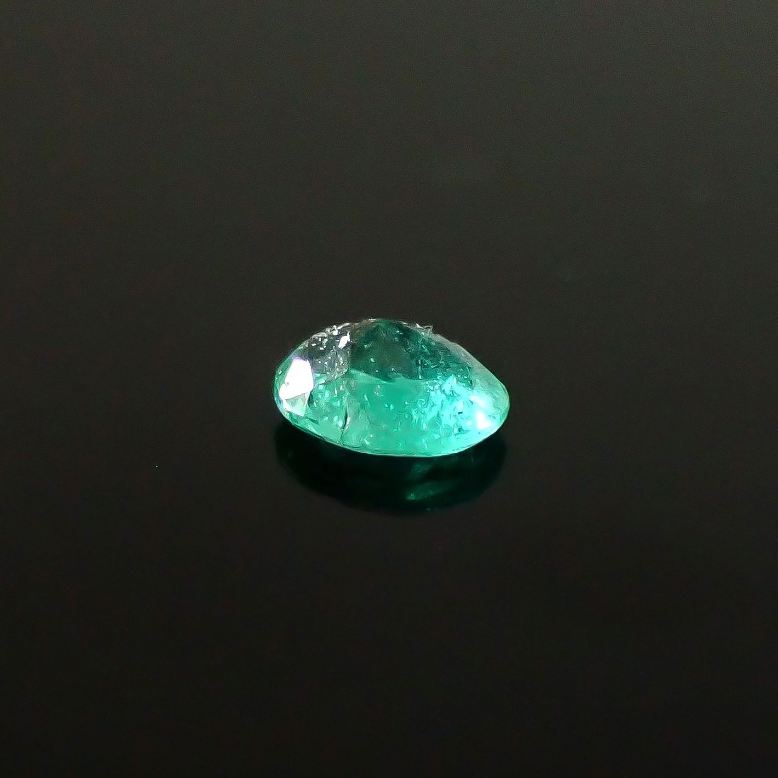 パライバトルマリン ブラジル・パライバ州バターリャ鉱山産 0.10ct / 3.4x2.6mm前後 [250931085]