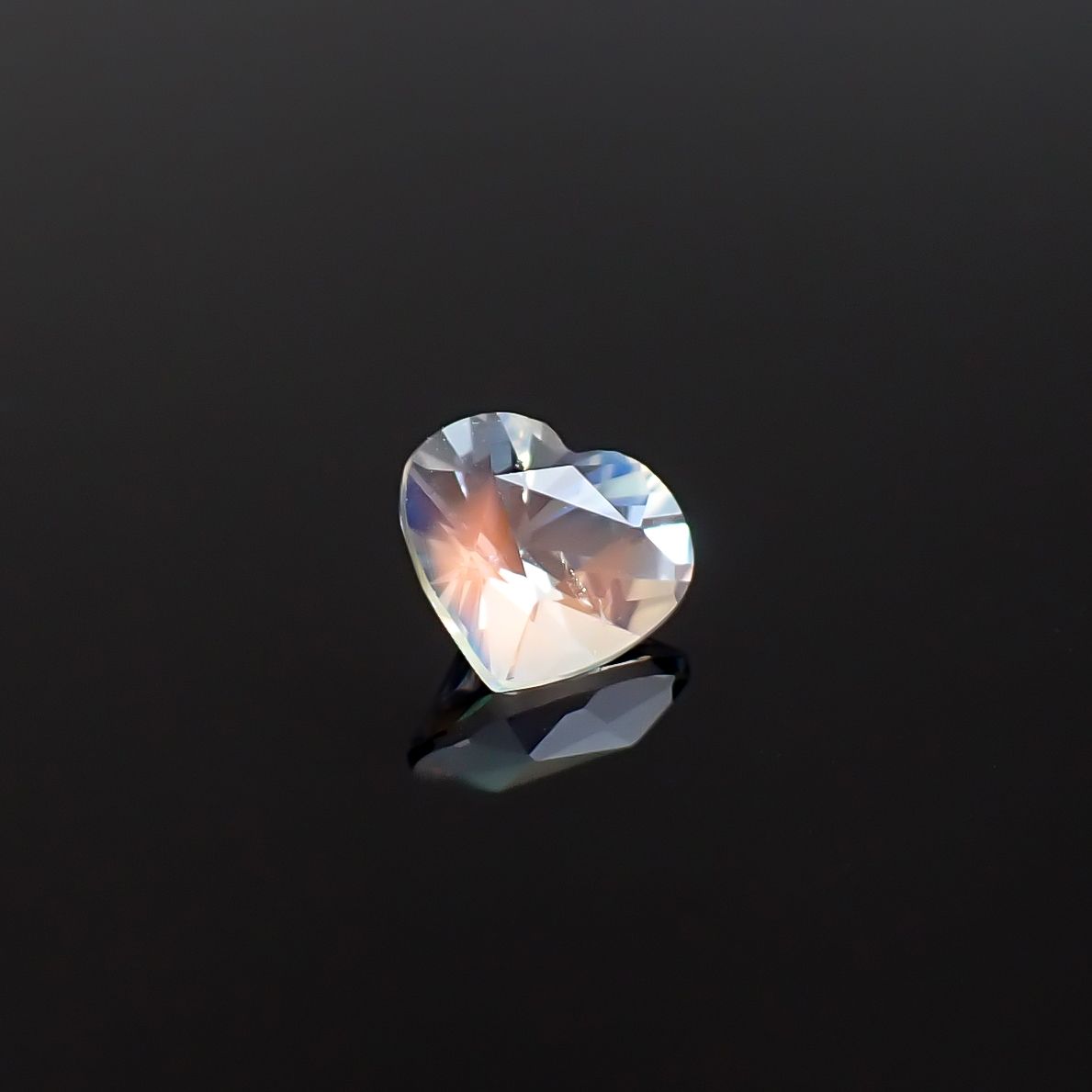 レインボームーンストーン マダガスカル産 0.76ct / 5.9x6.7mm前後 [260632375]