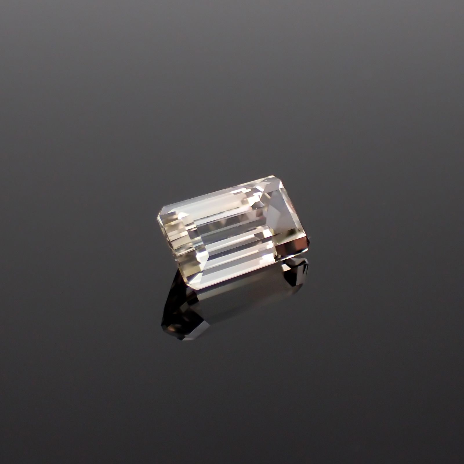 バイカラートパーズ ウクライナ産 2.56ct[231224892]9.4x5.4mm前後
