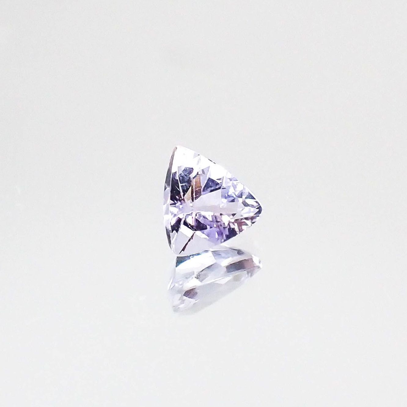 ラベンダーゾイサイト(宝石名ゾイサイト)タンザニア産 0.47ct 識別済[230622411]4.8x5.2mm前後