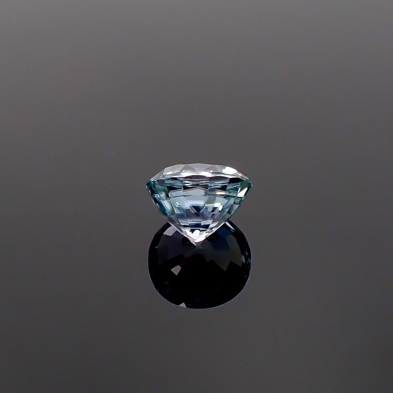 リバースカラーチェンジジルコン ミャンマー・モゴック産 5.80ct / 9.7x9.3mm前後 [260231780]
