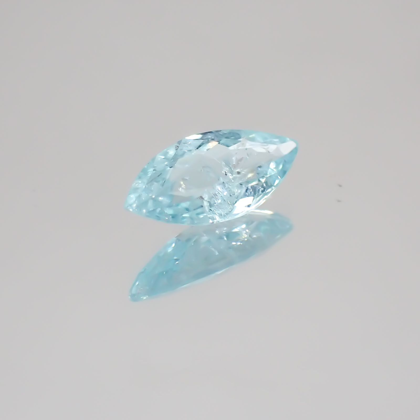 パライバトルマリン モザンビーク産 ルース 0.86ct[21029400]10.3×4.8mm前後