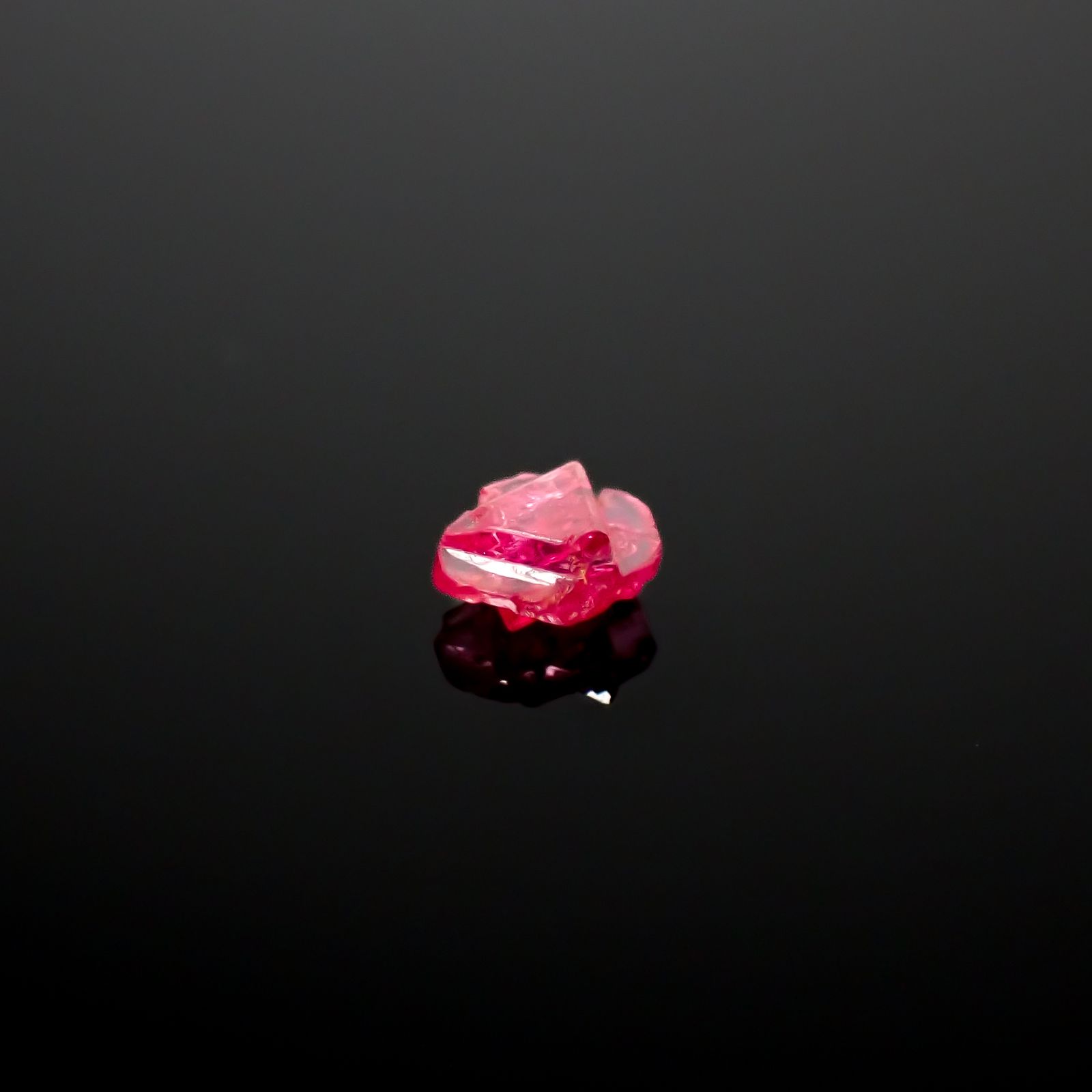 ツインクリスタルスピネル(スピネル式双晶) 原石 ビルマ産 0.11ct[240628433]3.3x3.3mm前後