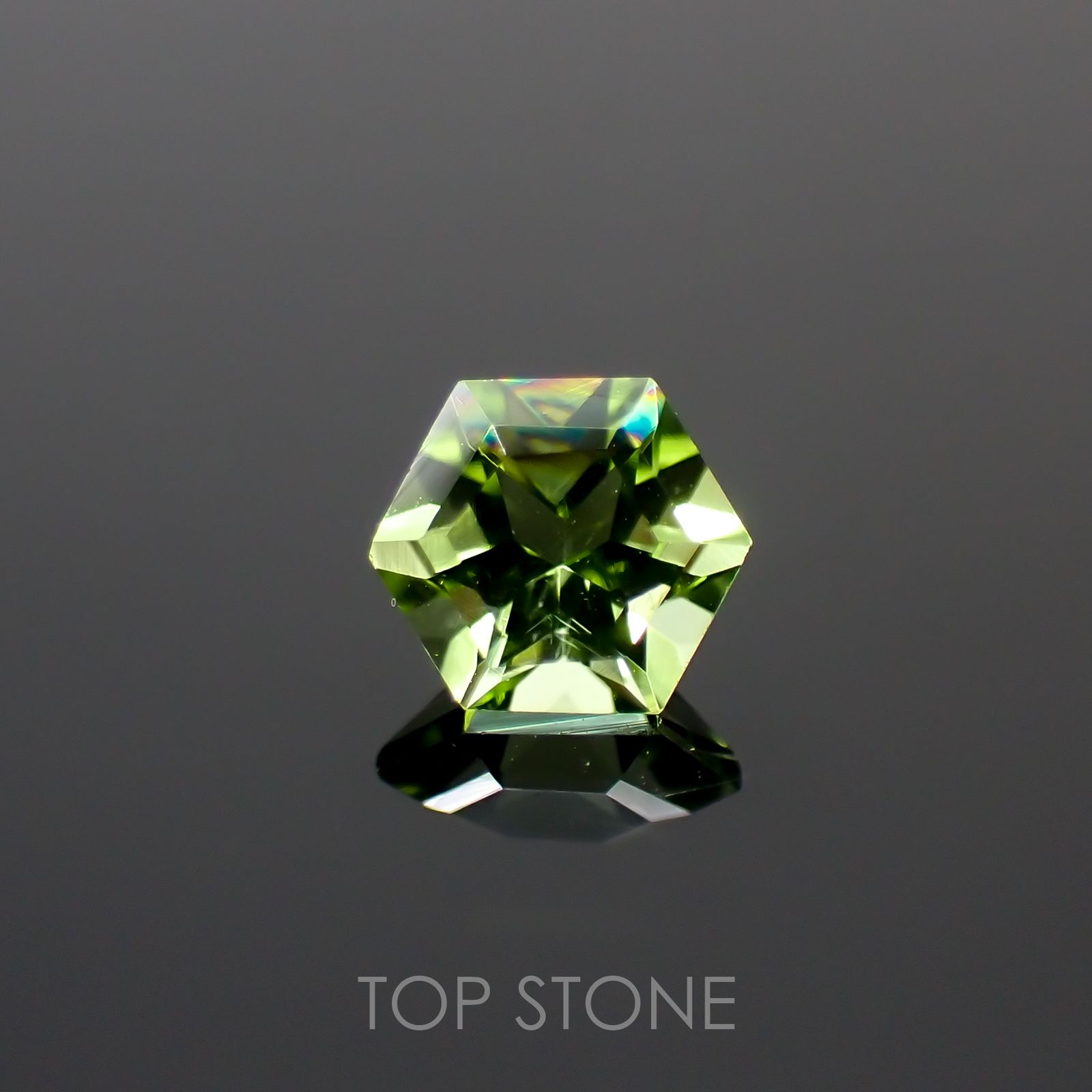 ◇ヘキサゴンカット◇ペリドット(宝石名ペリドット) パキスタン産 0.58ct 識別済[210913101]4.9×4.8mm前後