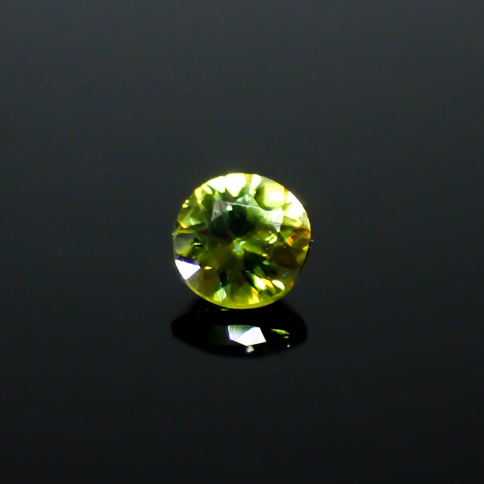 カラーチェンジスフェーン パキスタン産 0.13ct / 3x3mm前後 [250931066]