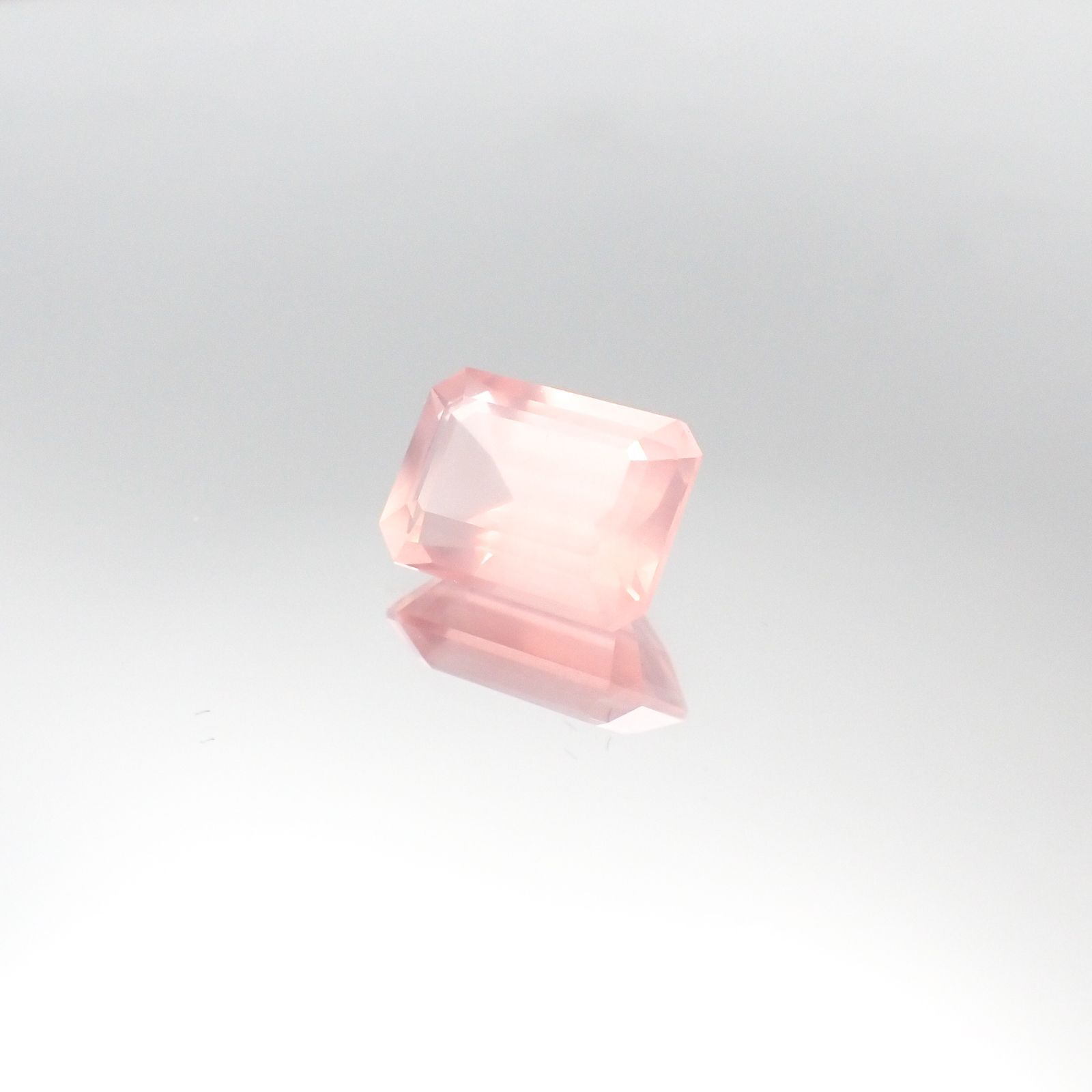 ディープローズクォーツ(宝石名ローズ・クォーツ)モザンビーク産 2.56ct 識別済[230622420]9.9x7.1mm前後
