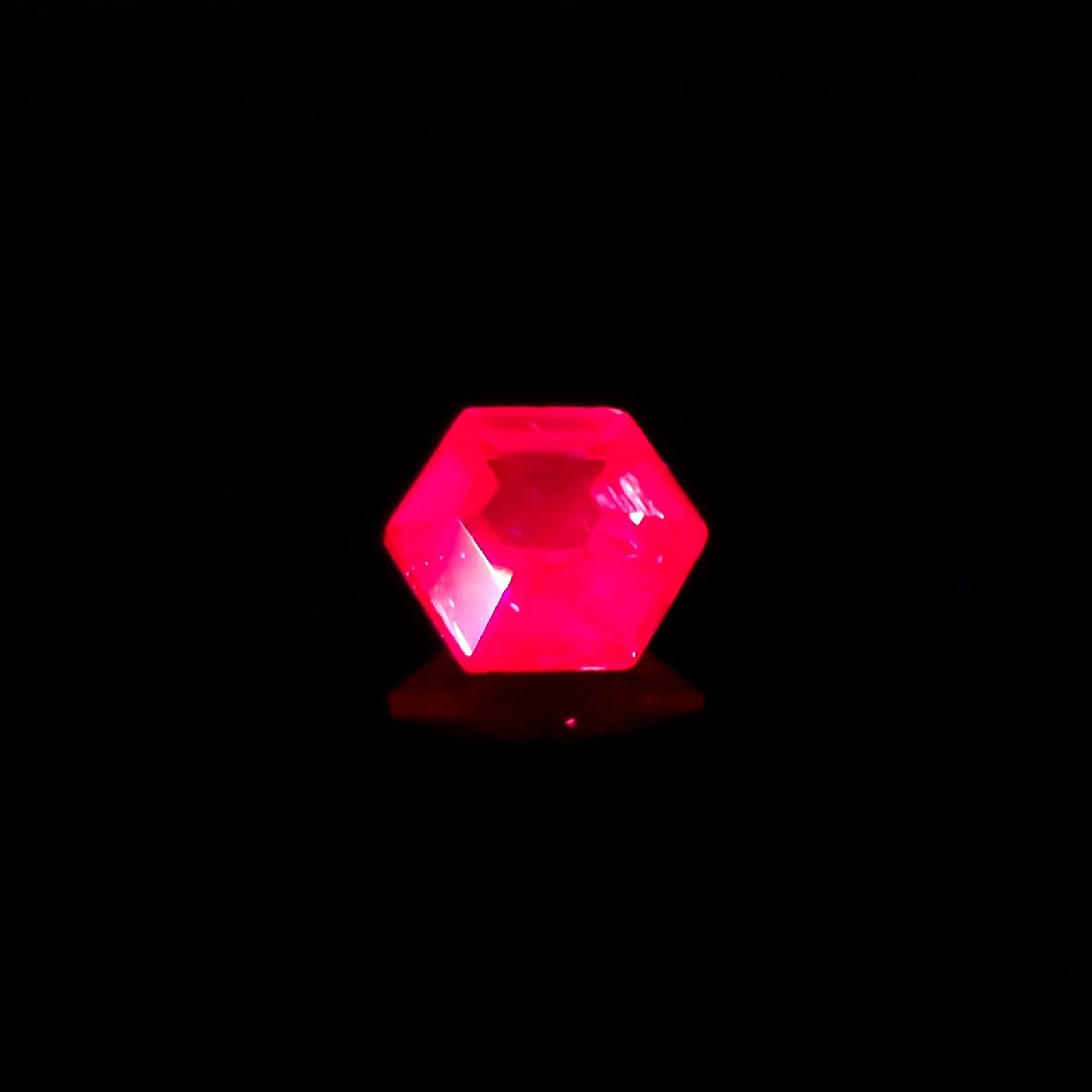 ◇ヘキサゴンカット◇ルビー 非加熱 モザンビーク産 0.19ct / 3.5x3.5mm前後 [240427109]