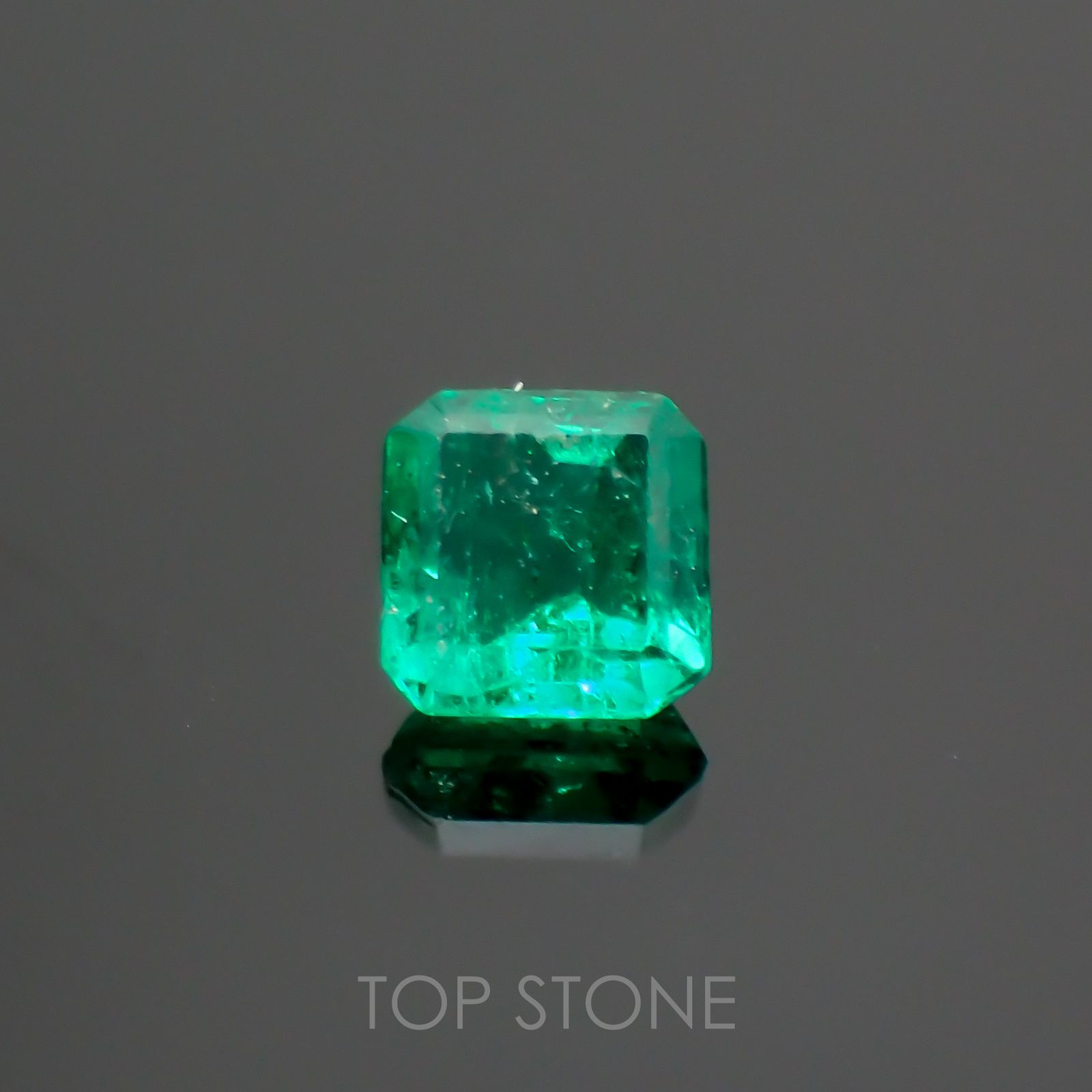 エメラルド(宝石名エメラルド) コロンビア産 0.13ct 識別済[201812833]3×3mm前後