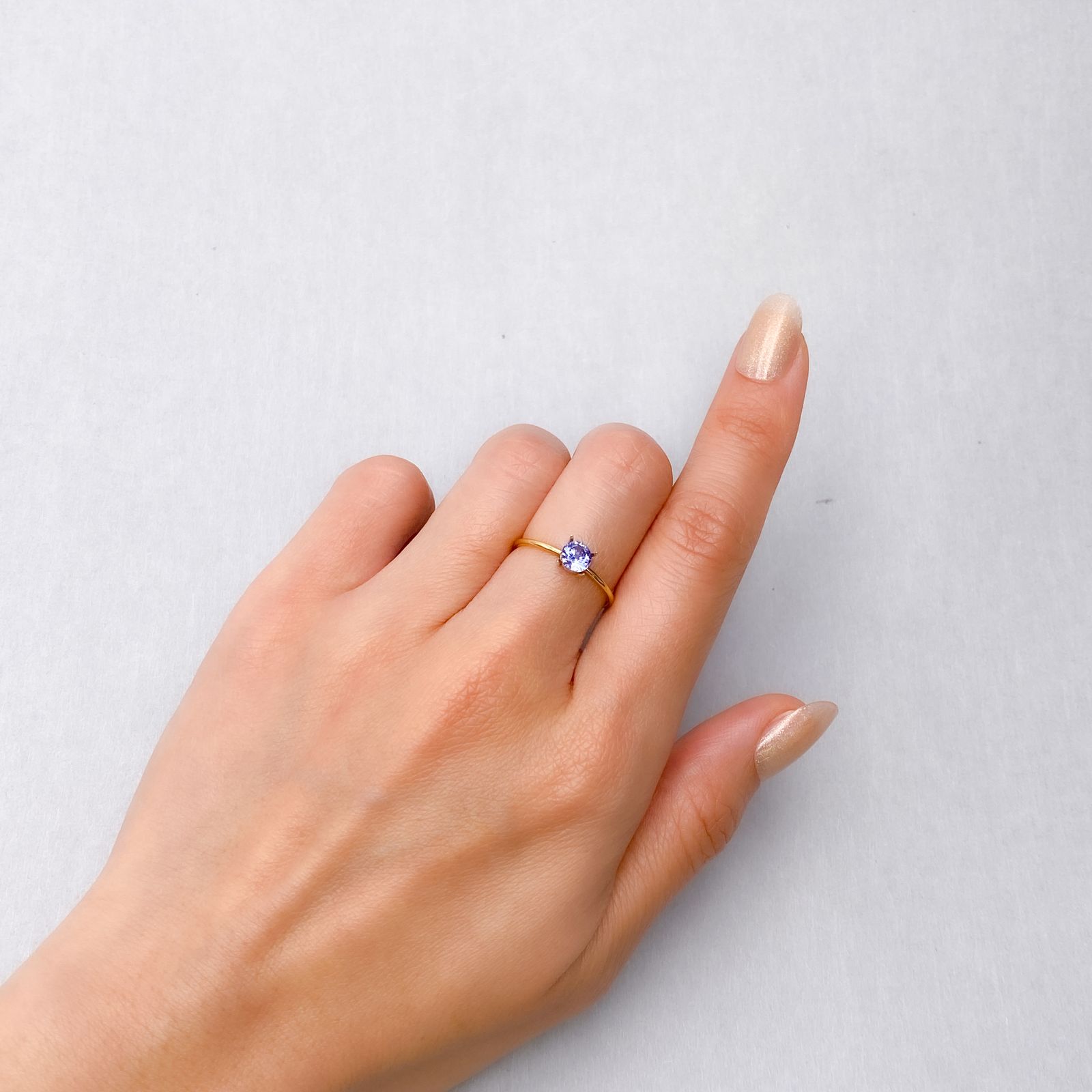 アイスブルーサファイア スリランカ産 0.59ct [250129731]4.9x4.8mm前後