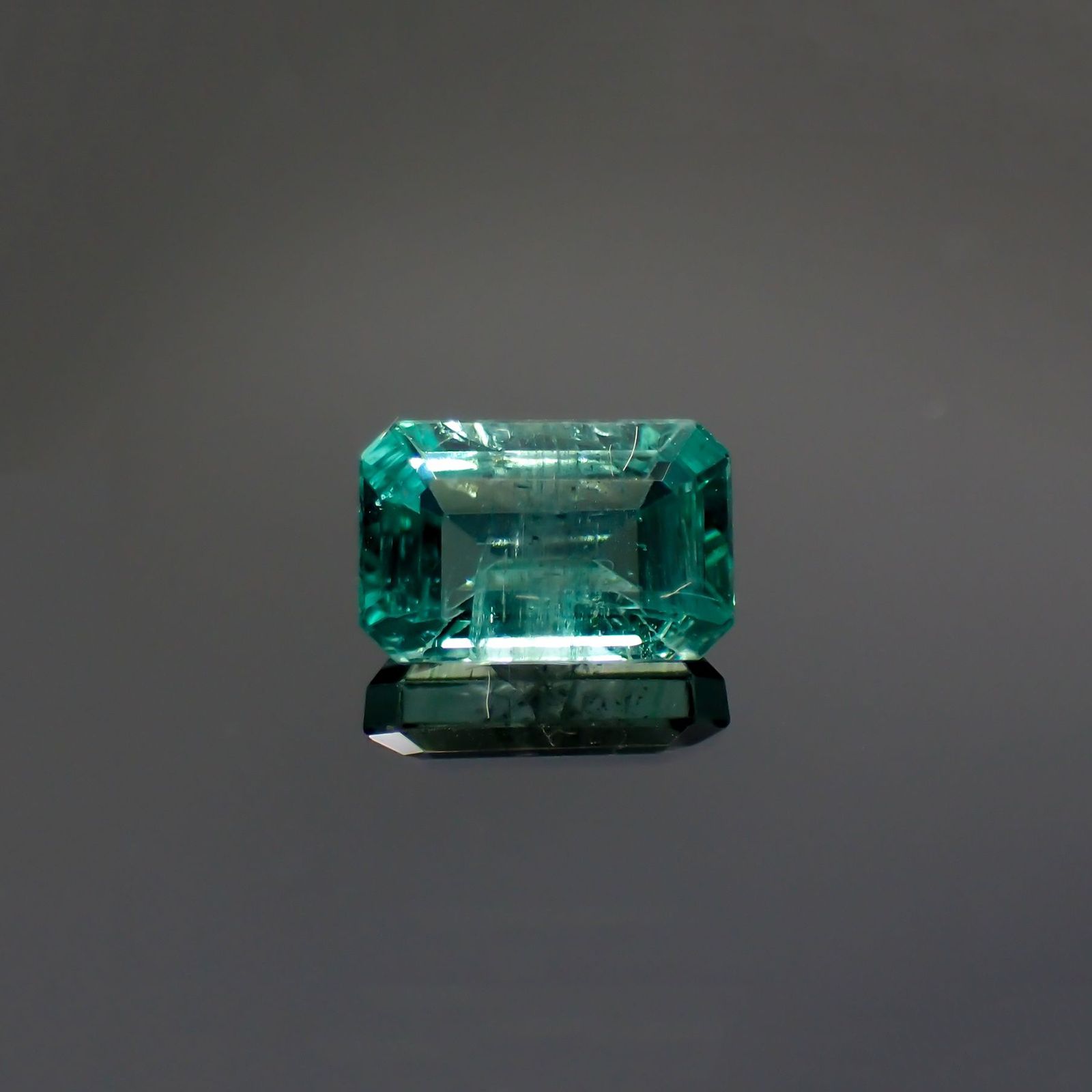 エメラルド(宝石名エメラルド) ザンビア産 識別済 0.57ct / 6x3.9mm前後 [211013002]