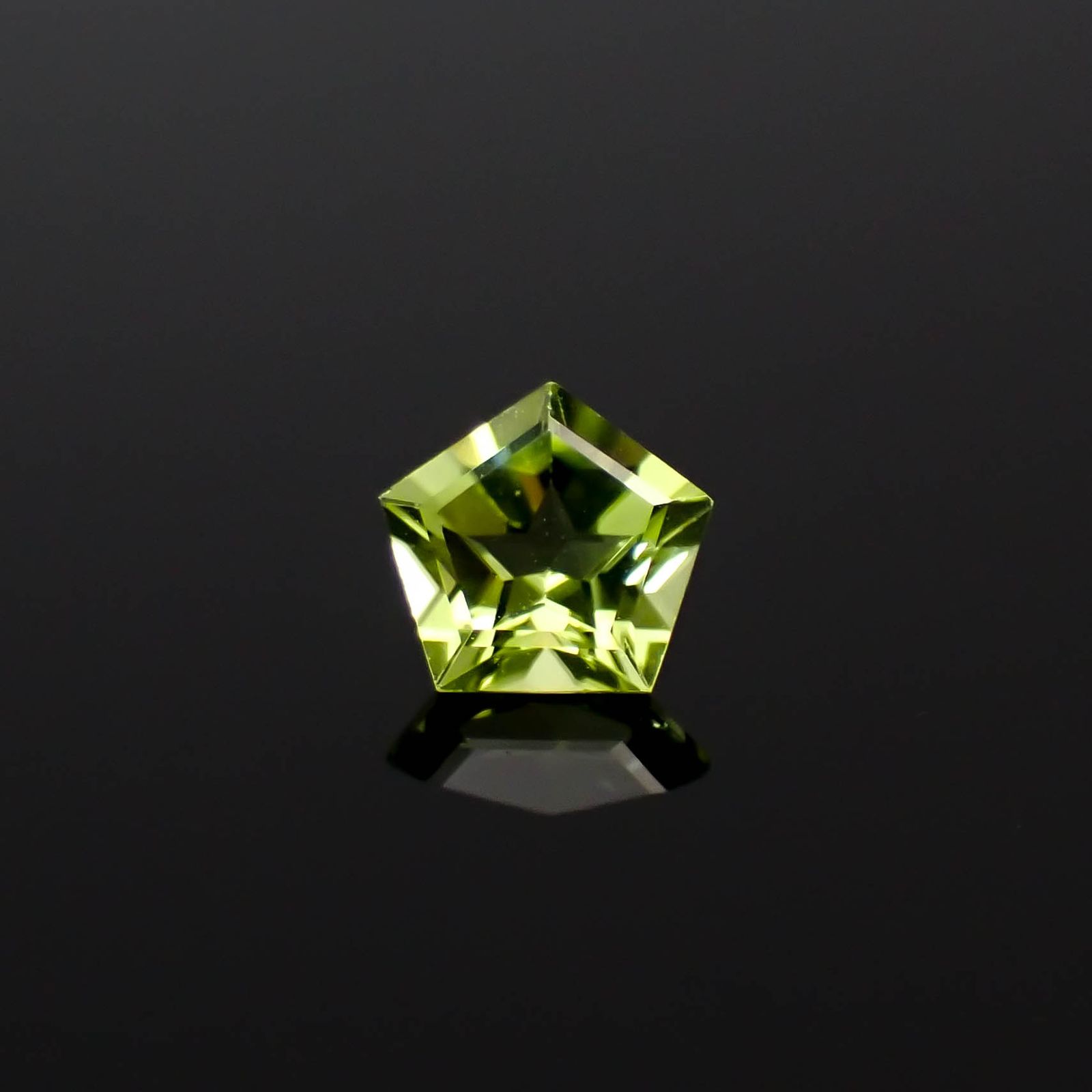 ◇ペンタゴンカット◇ペリドット(宝石名ペリドット)アメリカ産 0.44ct 識別済[250330112]5.1x5.4mm前後