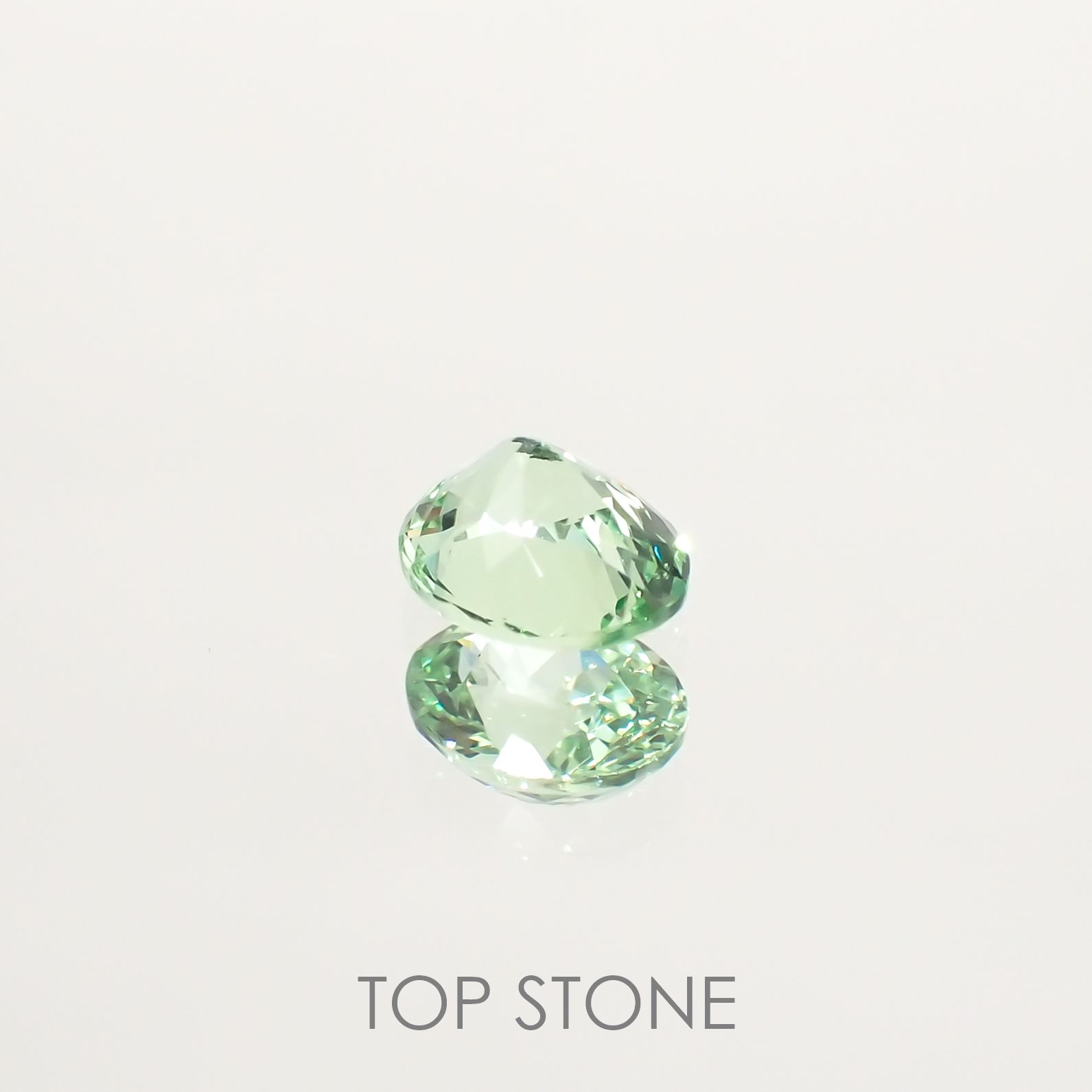 ミントガーネット(宝石名グリーン グロッシュラー・ガーネット) タンザニア産 0.667ct ソ付(彩珠)[210711921]5.5×4.8mm前後