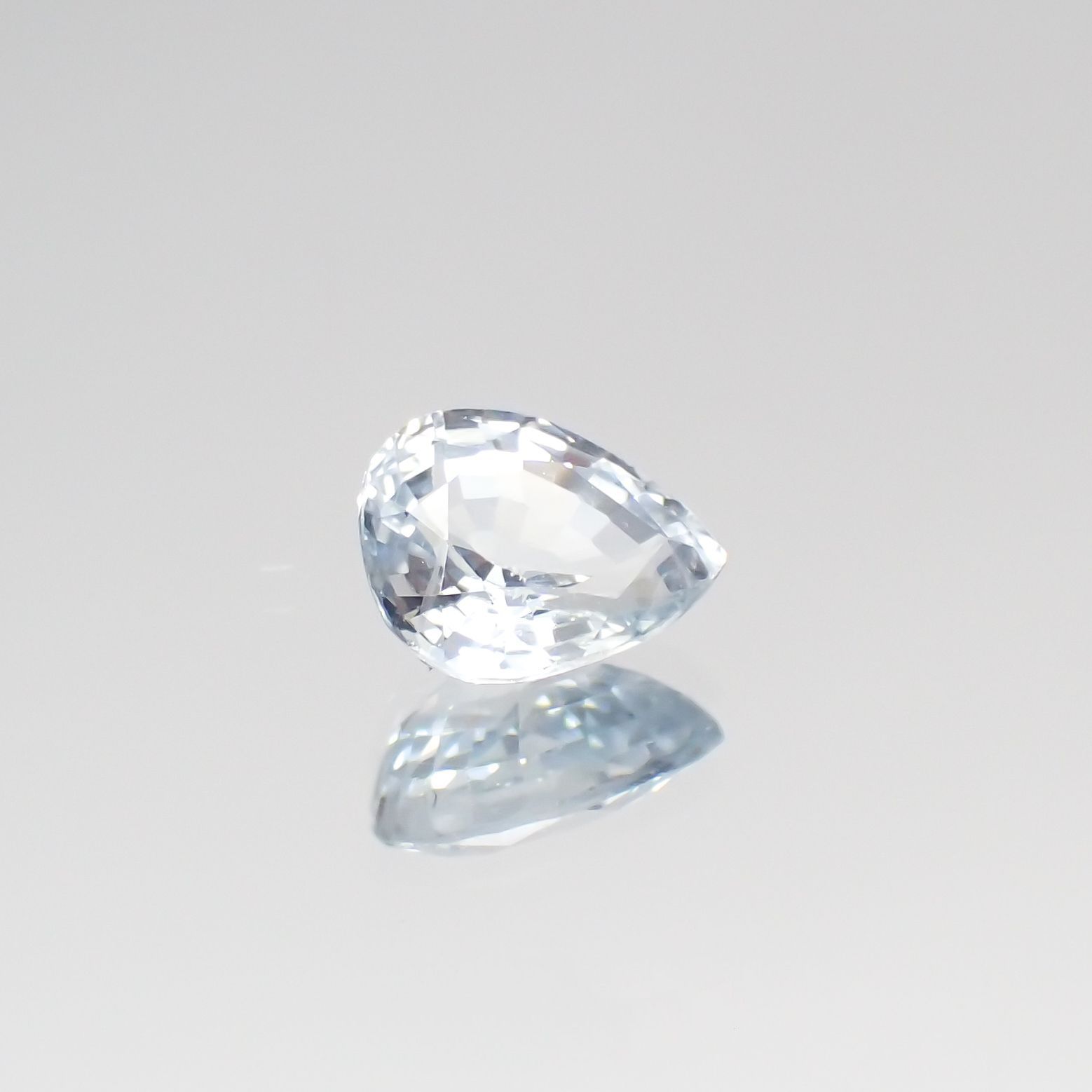 アイスブルーサファイア(宝石名ブルー・サファイア) スリランカ/マダガスカル産 0.51ct 識別済[210611161]5.4×4.5mm前後