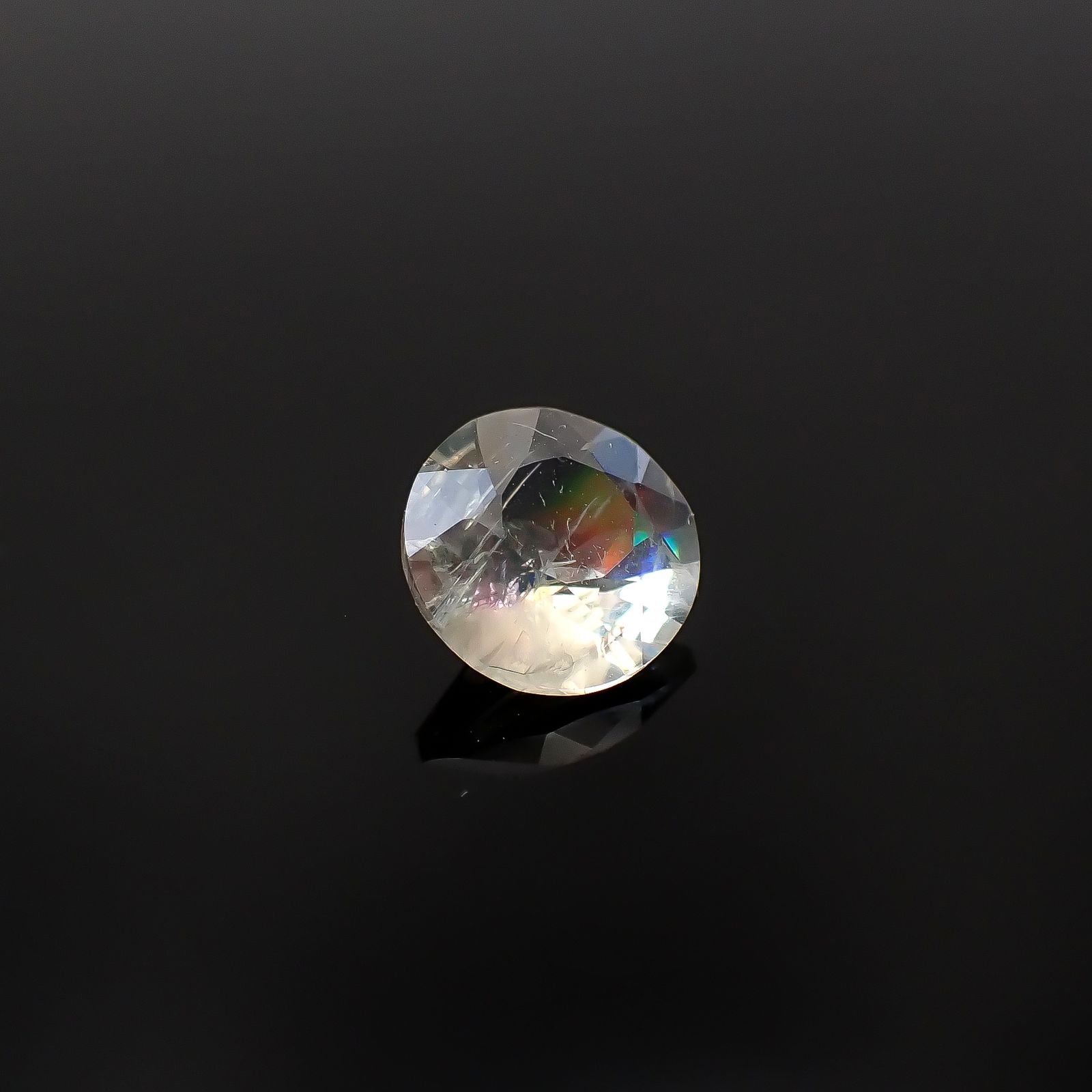 リューサイト 遊色効果あり(宝石名リューサイト)イタリア産 0.76ct 識別済[250730651]6.6x6.5mm前後
