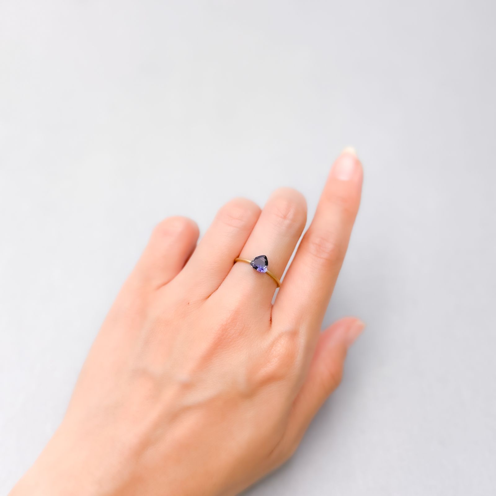 アイオライト タンザニア産 0.53ct [250430272]5.9x6.2mm前後