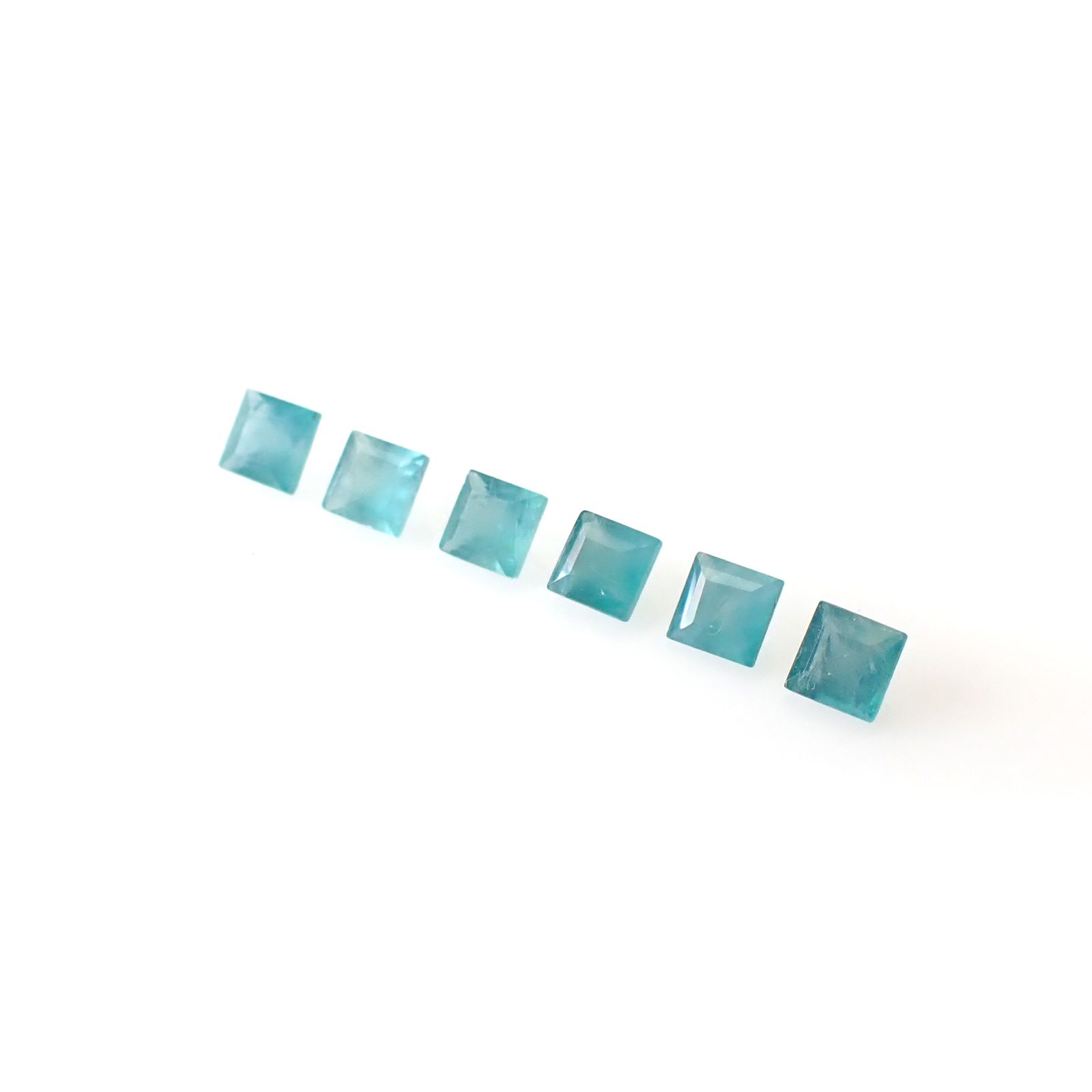 <ランダムセレクト1個販売>グランディディエライト マダガスカル産 約0.090ct [250129747-PAC]2.5x2.5mm前後