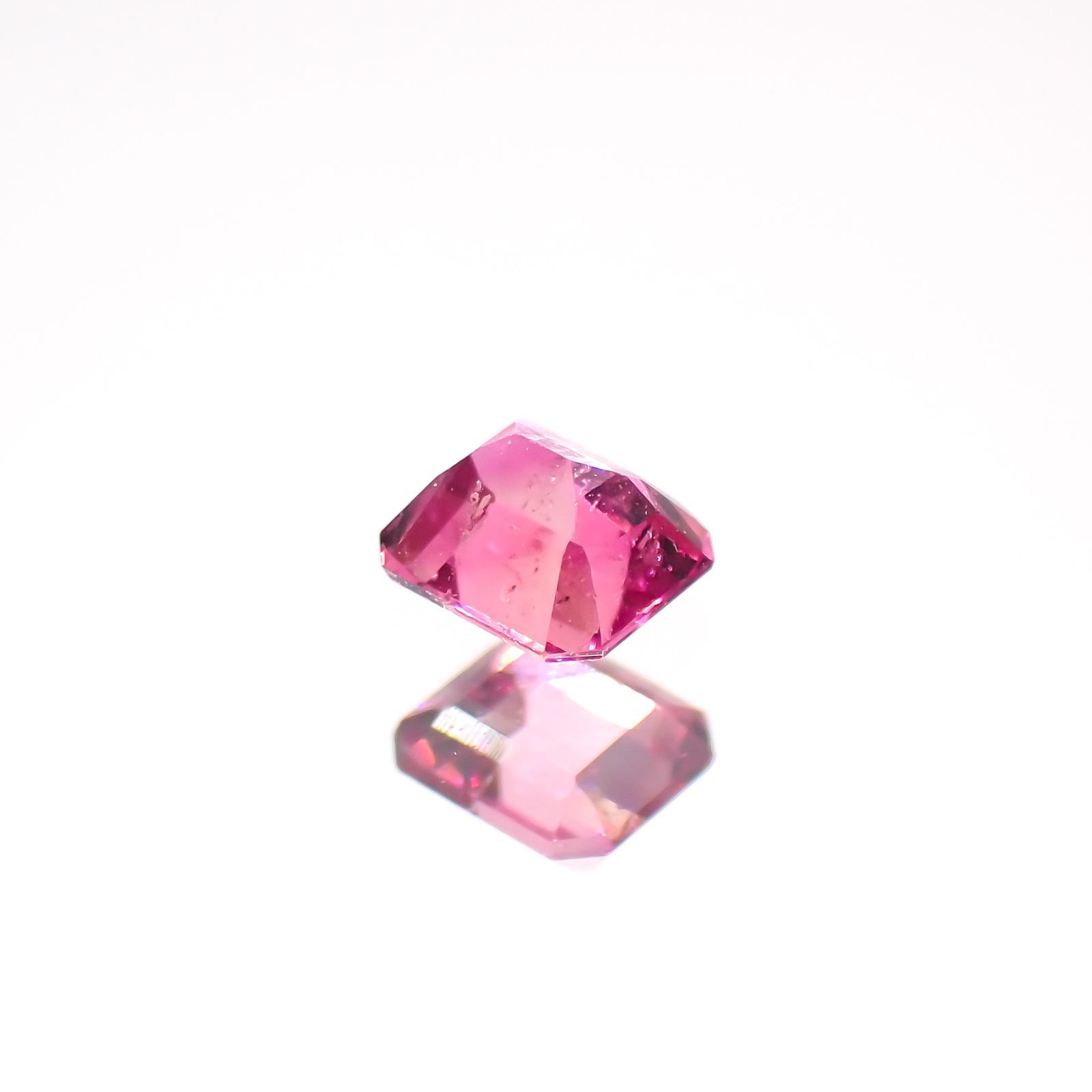 レッドベリル(宝石名レッド・ベリル)アメリカ・ユタ州産 0.12ct 識別済[220515848]3x2.7mm前後