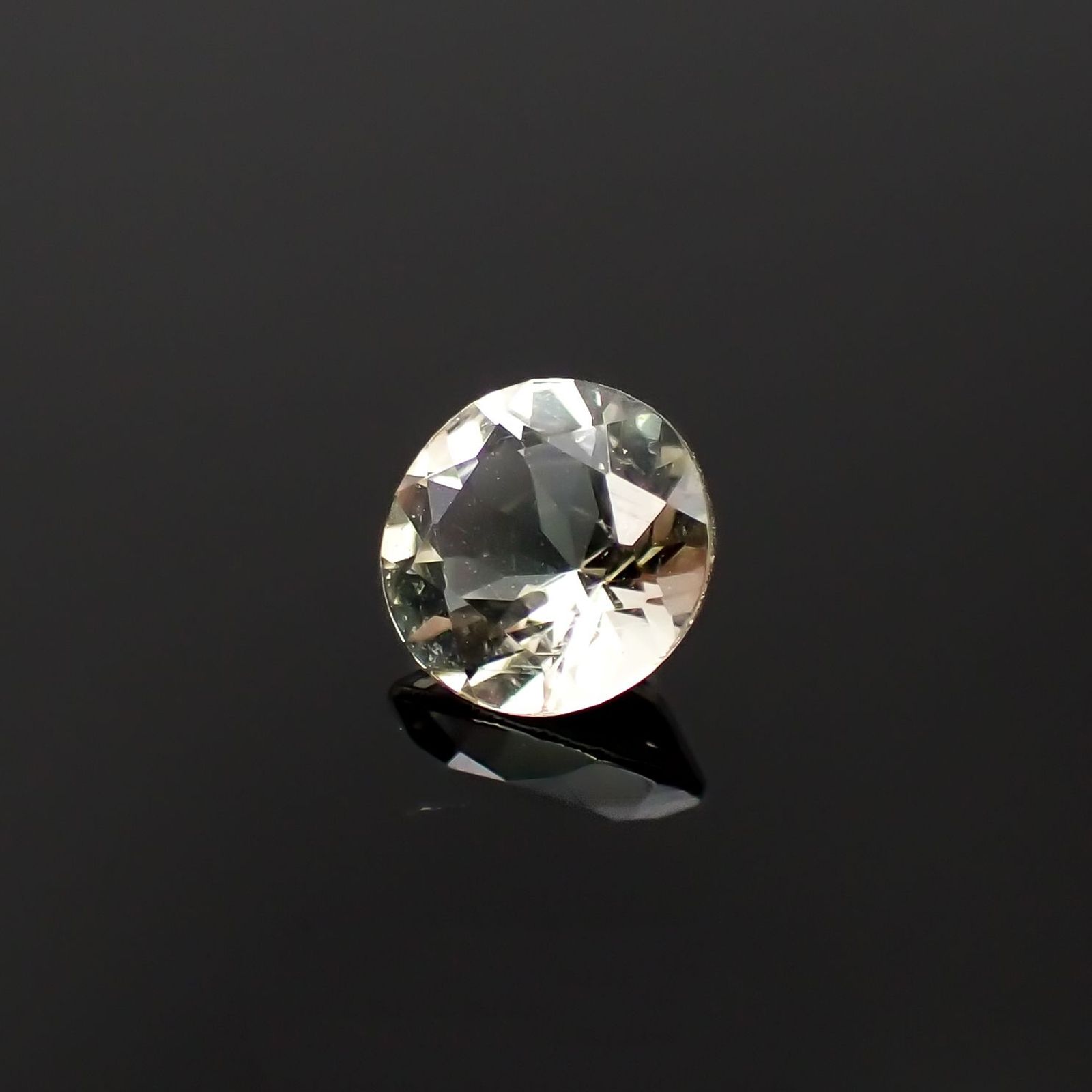 バイカラーオレゴンサンストーン アメリカ・オレゴン州産 0.65ct / 5.9x5.9mm前後 [230220682]