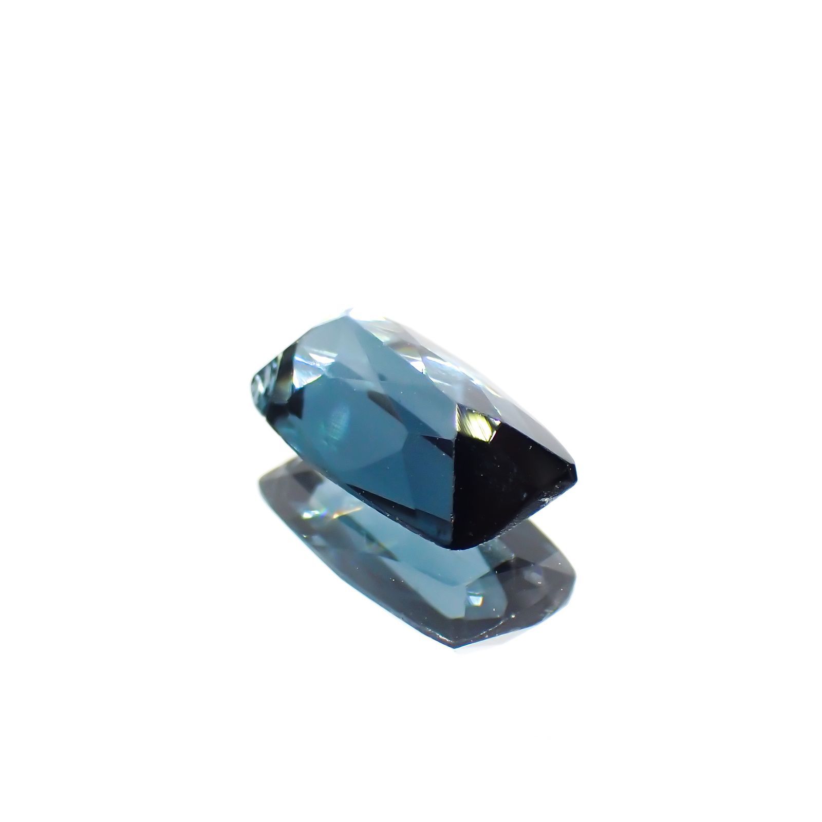 インディゴライト(宝石名ブルー・トルマリン/別名インディゴライト)ブラジル産 ソ付(彩珠) 0.746ct / 7.5x4.4mm前後 [220717194]