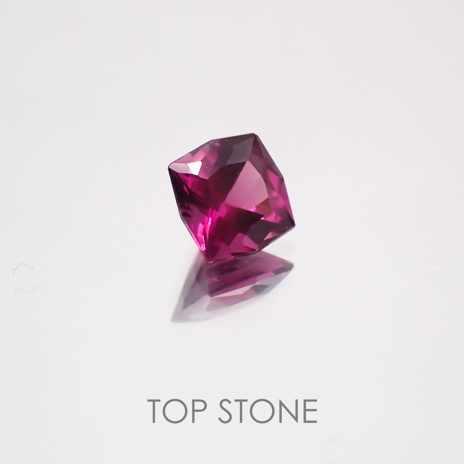 ◇カスタムカット◇グレープガーネット(宝石名ガーネット) ブラジル産 0.71ct 識別済[21019682]5.1×5.1mm前後