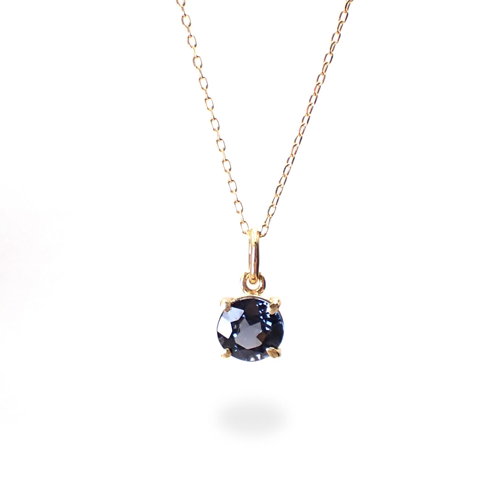 ◇K18ペンダント◇ バイオレットスピネル 0.90ct | ラウンド/つやあり仕上げ 6mm(※チェーン別売り) [241229429]