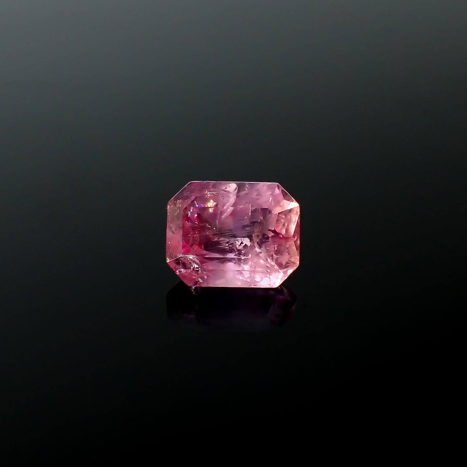 ペツォッタイト(ラズベリル) マダガスカル産 2.16ct[240326381]8.5x6.8mm前後