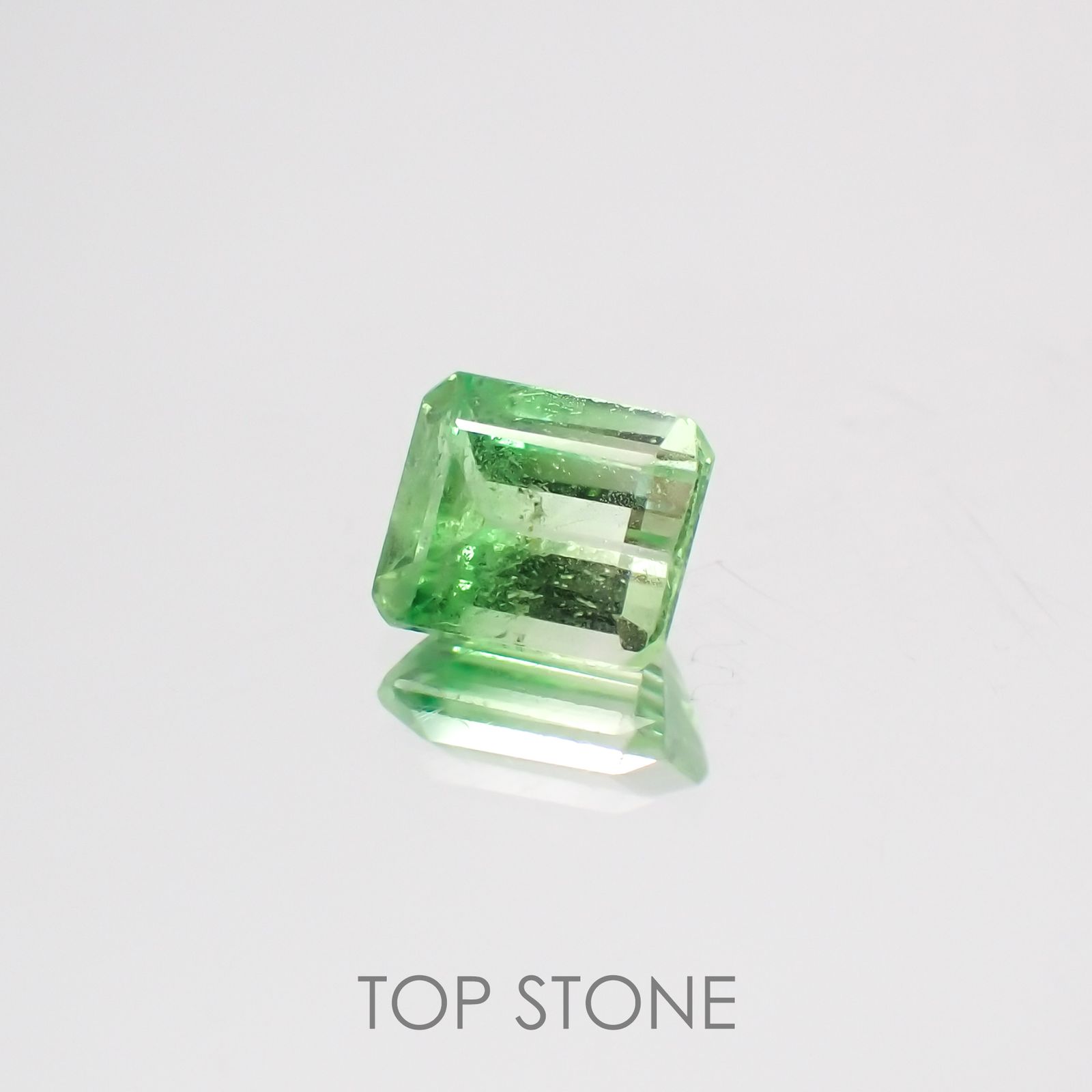 バイカラーツァボライト タンザニア産 ルース 0.55ct[210610925]4.7×4mm前後