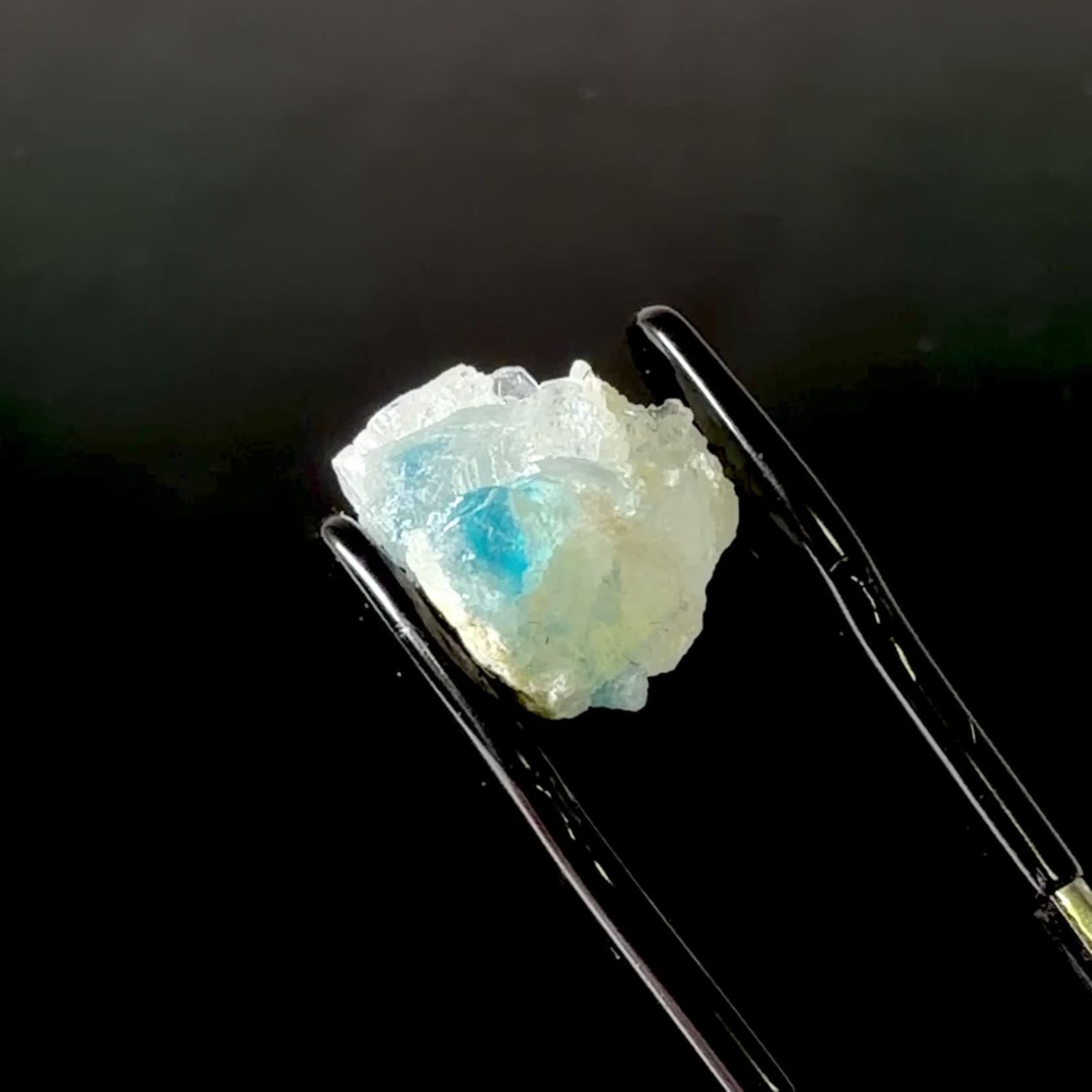 ユークレース 原石 ブラジル産 9.69ct / 12.5x11.5mm前後 [260231725