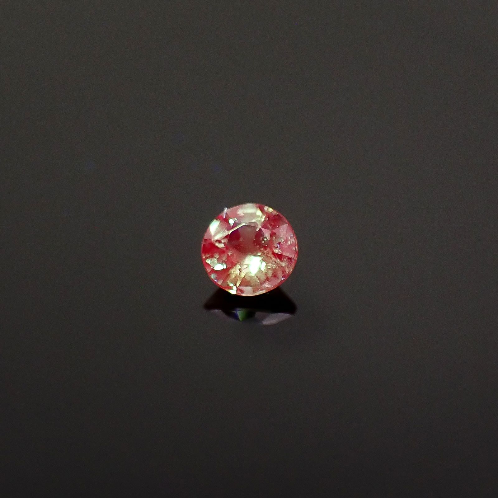 アレキサンドライト ブラジル産 EmeraldMains社製 0.059ct / 2.3x2.3mm前後 [260131574]