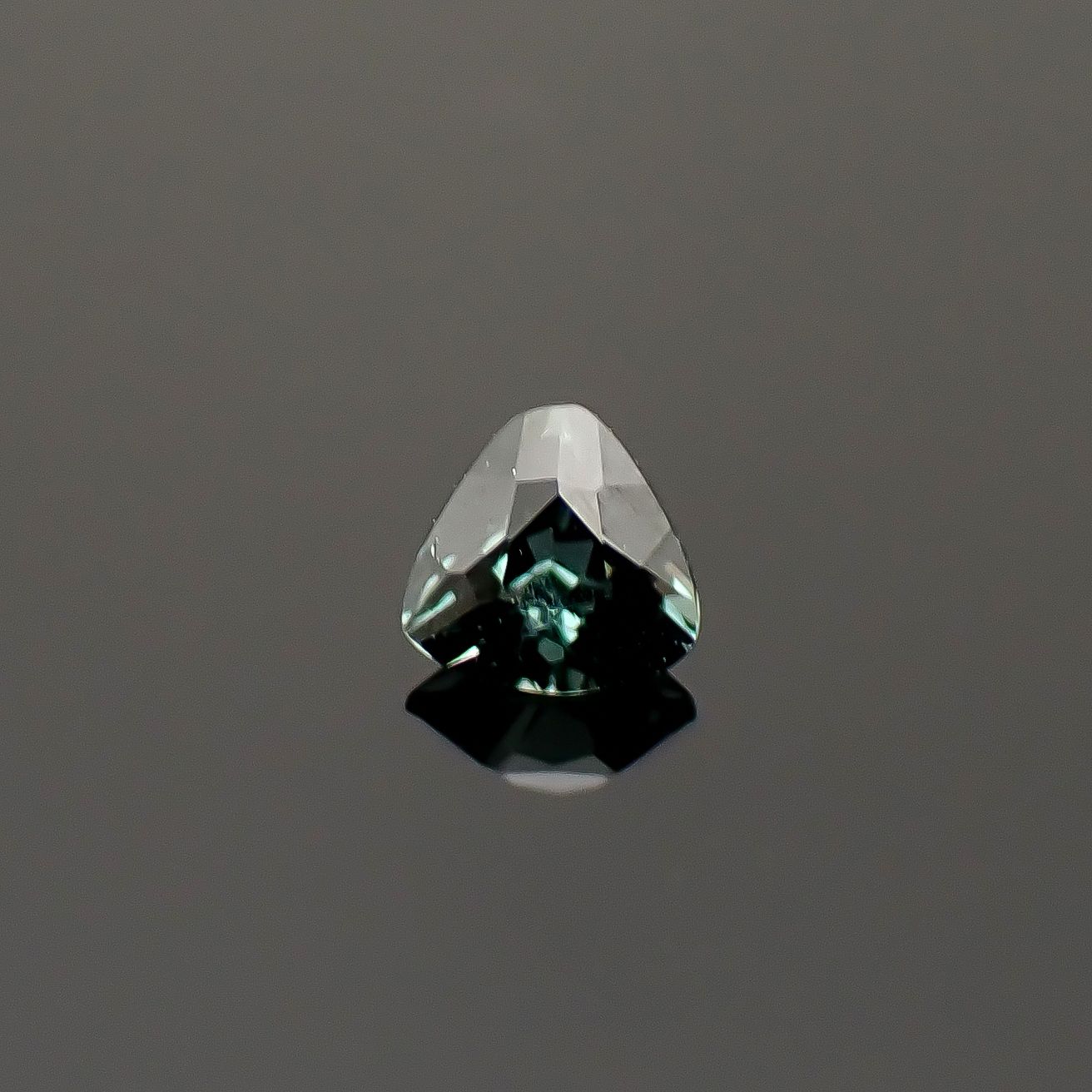 ベキリーブルーガーネット（カラーチェンジガーネット アレキタイプ） マダガスカル・ベキリー産 0.10ct / 2.8x2.9mm前後 [260732458]
