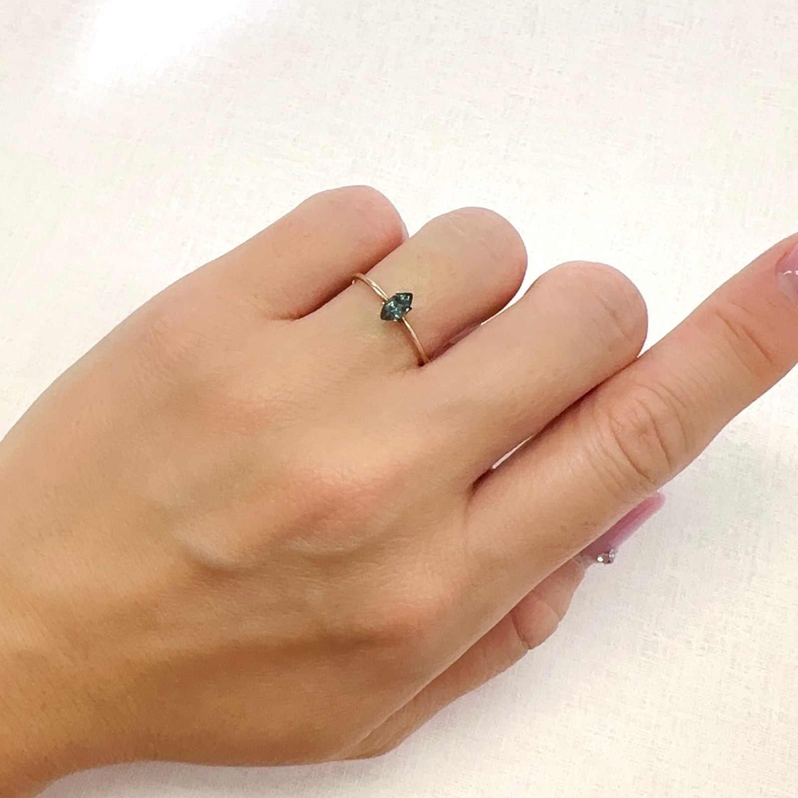 ベキリーブルーガーネット（カラーチェンジガーネット アレキタイプ）(宝石名ガーネット/カラーチェンジタイプ)マダガスカル・ベキリー産 0.24ct 識別済[231024027]5.9x3mm前後