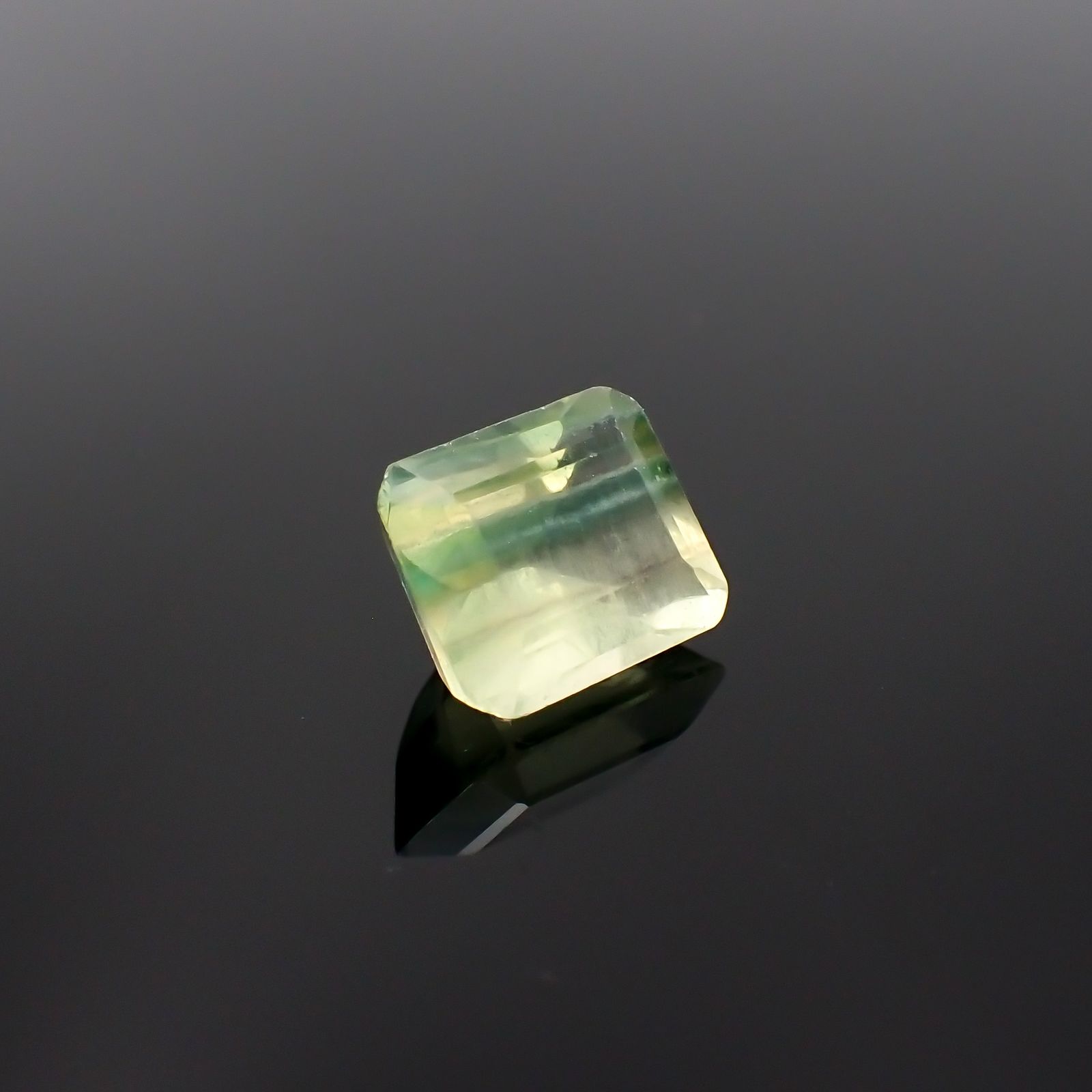 バイカラーフローライト フルオレッセンス ブラジル産 4.11ct[230722973]9.8x8mm前後