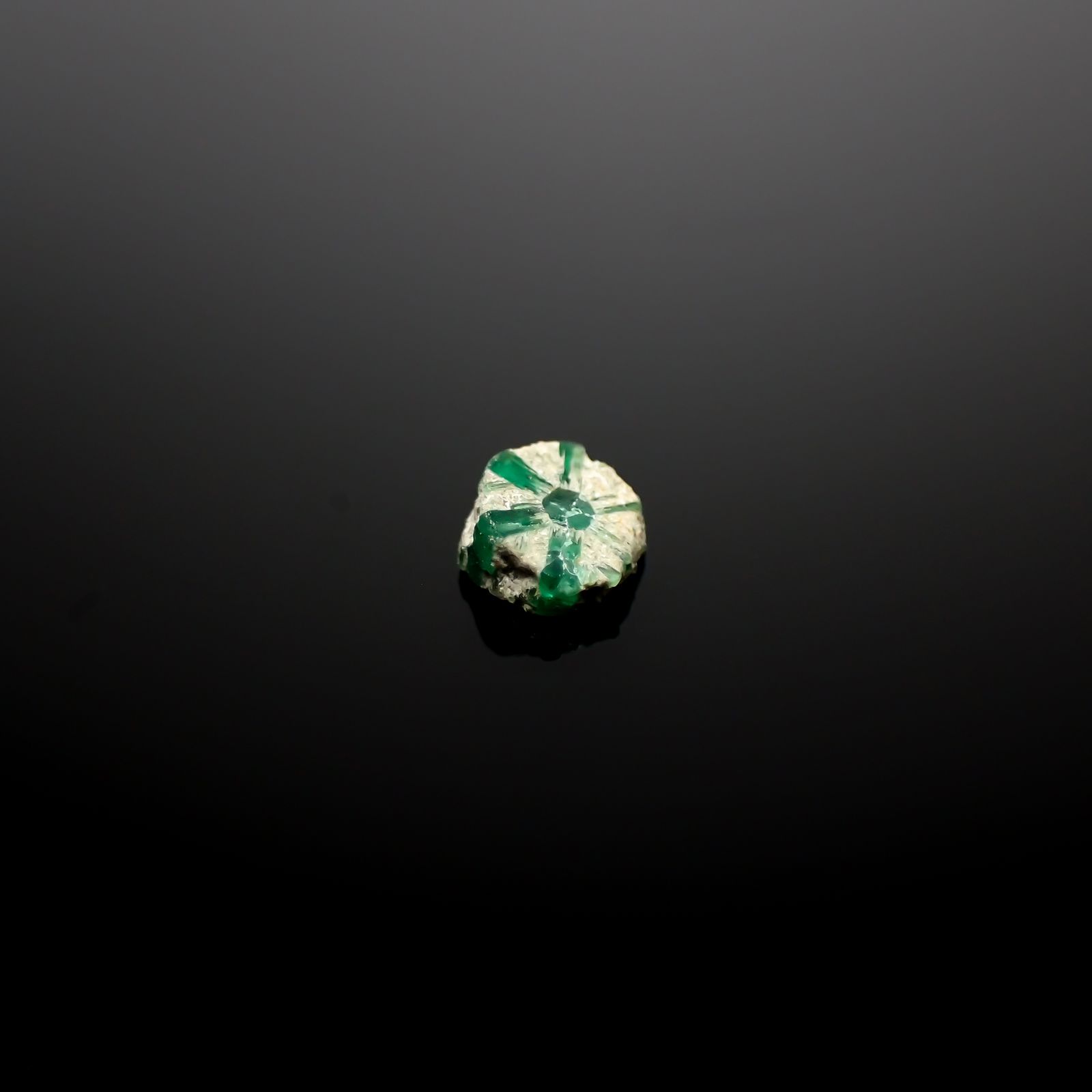逆トラピッチェエメラルド 原石 コロンビア産 0.26ct[240627842]4.5x4.3mm前後