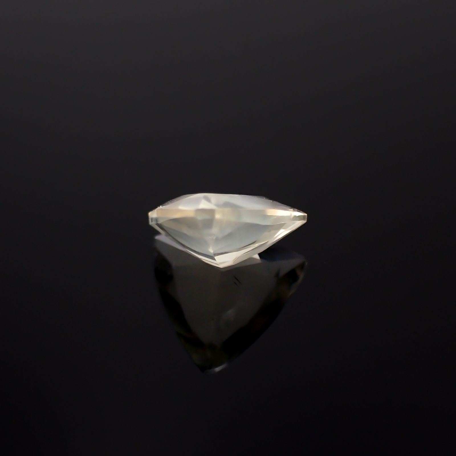 リューサイト(宝石名リューサイト)イタリア産 1.05ct 識別済[231225050]8x8.2mm前後