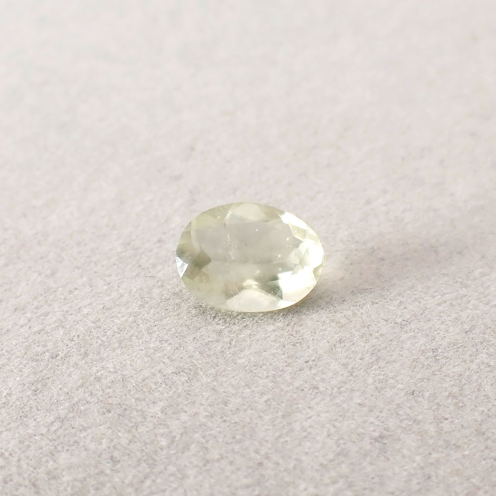 リビアングラス 発見地：エジプト・リビア砂漠産 2.84ct / 12x8.9mm前後 [251131303]