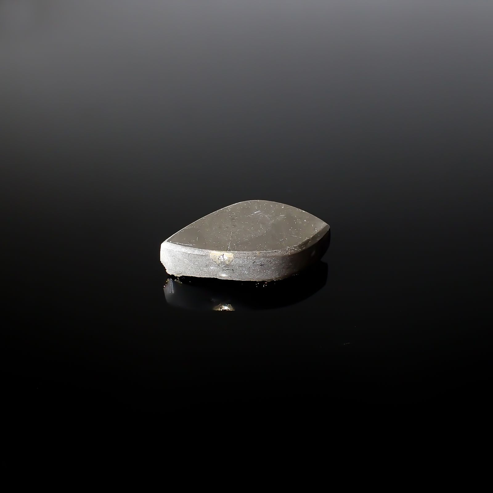 ◇フリーフォーム◇レインボーパイライト 原石 ロシア産 14.69ct[240326428]24.5x12.9mm前後
