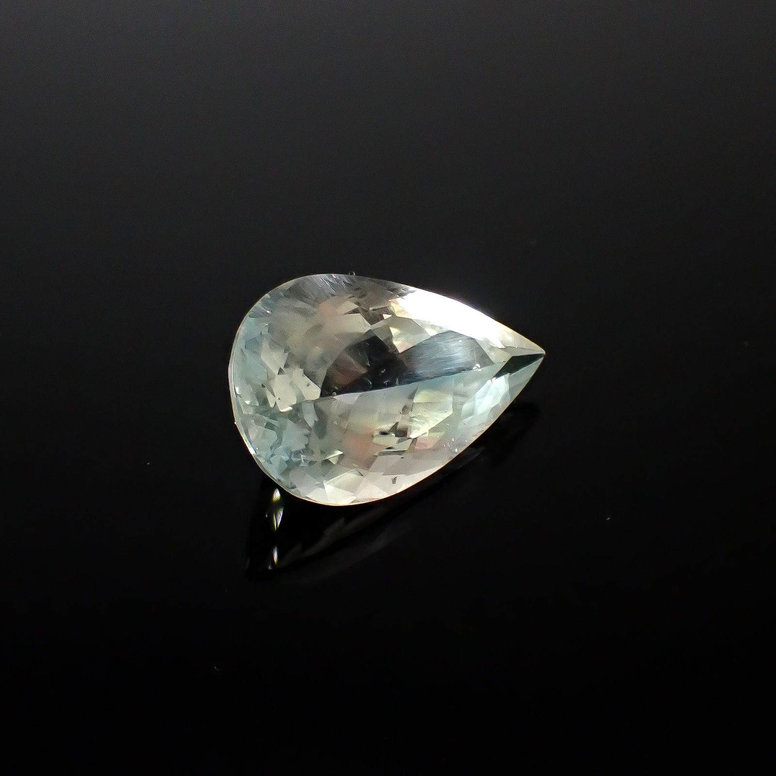 バイカラーニードルイントパーズ(チューブイントパーズ) ブラジル産 51.13ct[240928697]31.4x19.9mm前後