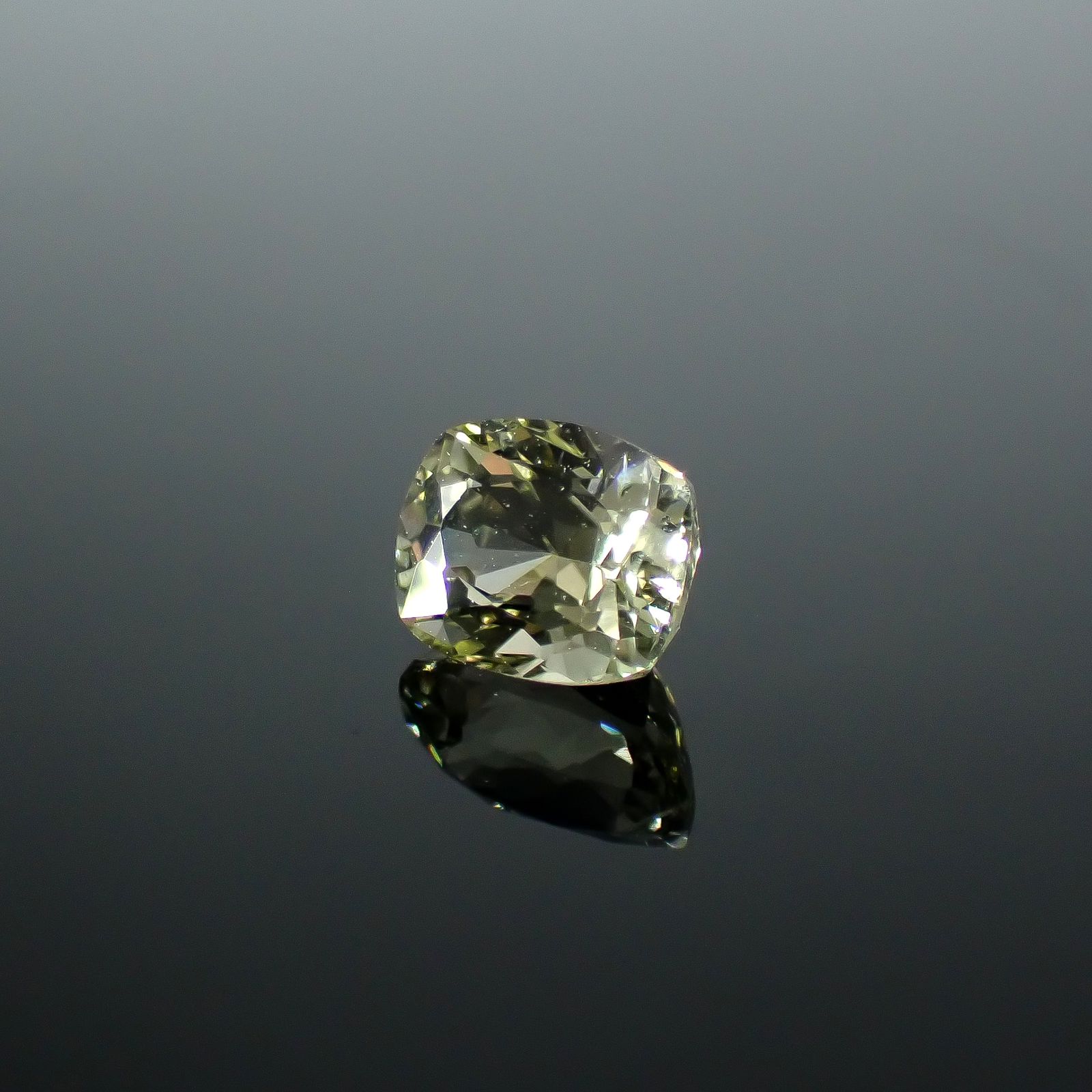コーネルピン スリランカ産 1.19ct / 6.9x5.4mm前後 [251031232]