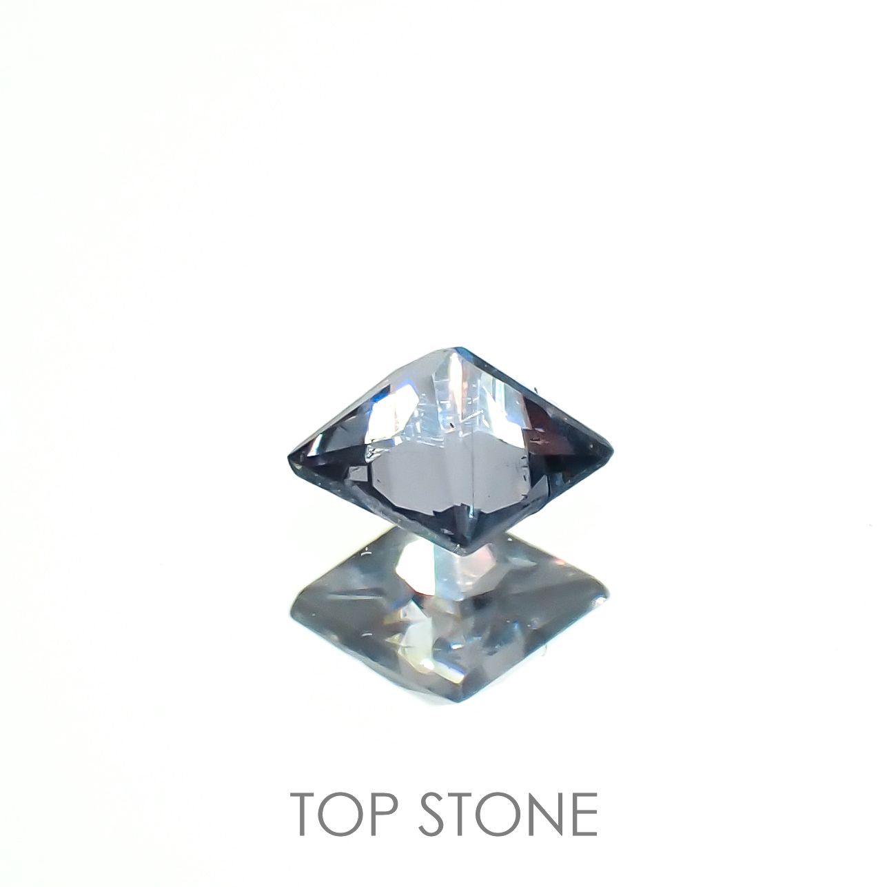 ◇プリンセスカット◇カラーチェンジガーネット アレキタイプ(宝石名ガーネット)マダガスカル・ベキリー産 0.093ct 識別済[221119058]2.4x2.4mm前後