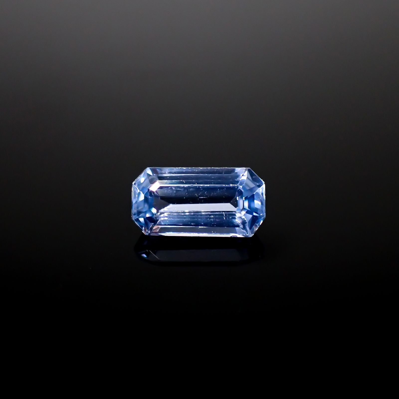 アイスブルーサファイア スリランカ産 0.94ct [241229584]7.5x3.9mm前後