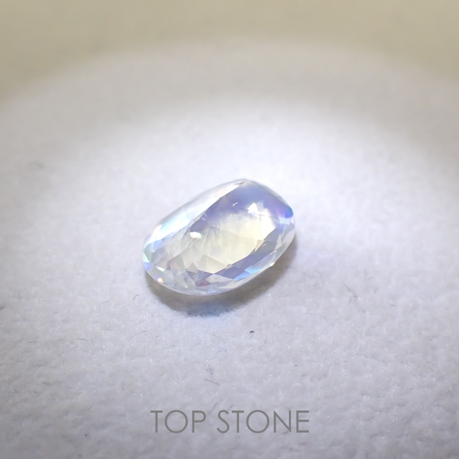 レインボームーンストーン(宝石名ラブラドライト) マダガスカル産 3.499ct ソ付(彩珠)[210410405]12.2×9mm前後